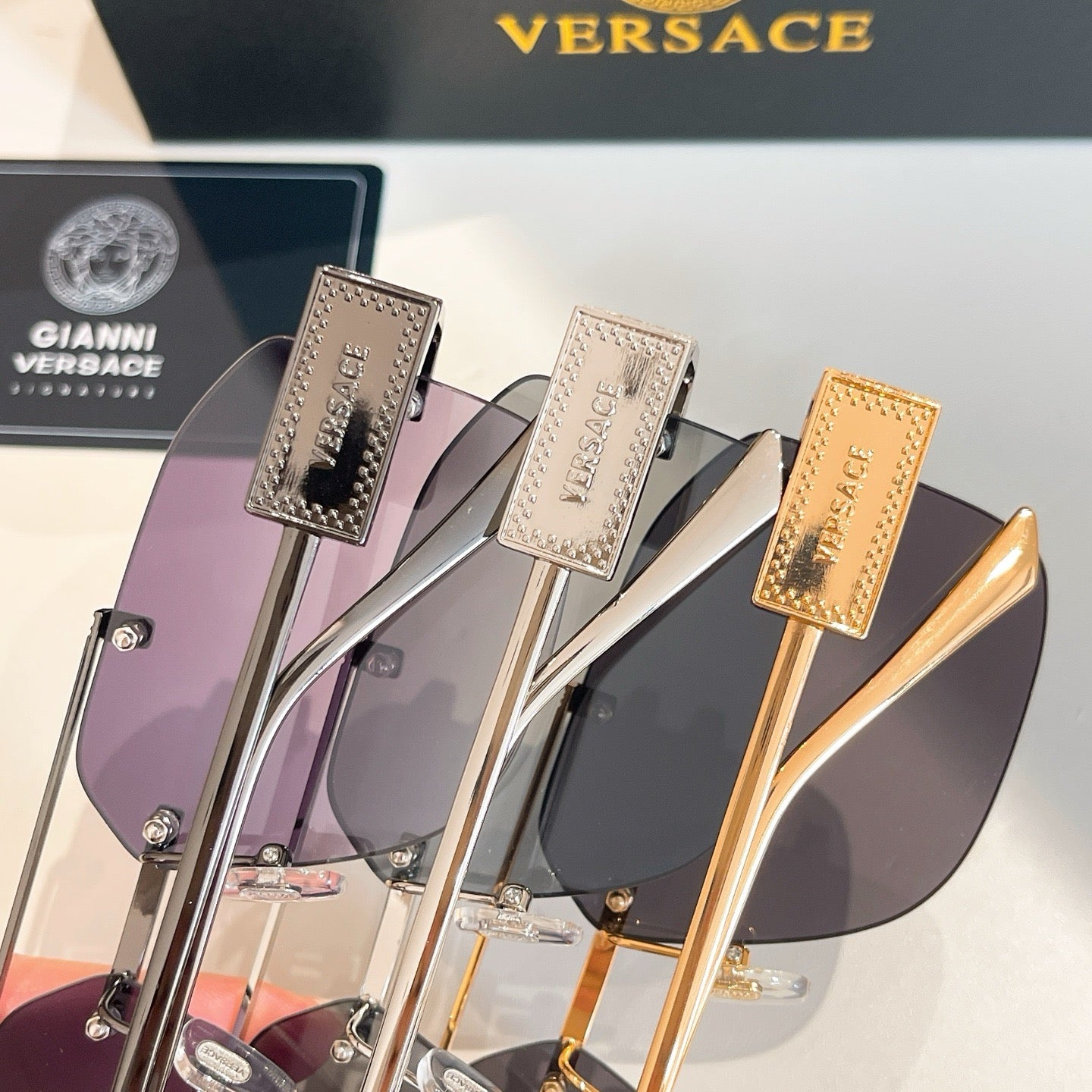 Mehrfarbige Sonnenbrille