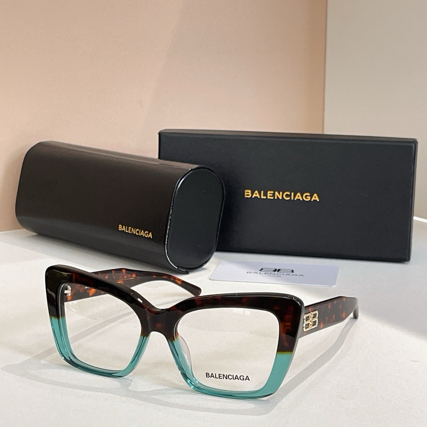 نظارة شمسية متعددة الألوان