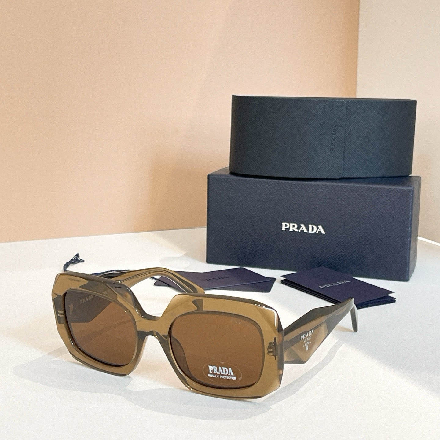 Mehrfarbige Sonnenbrille