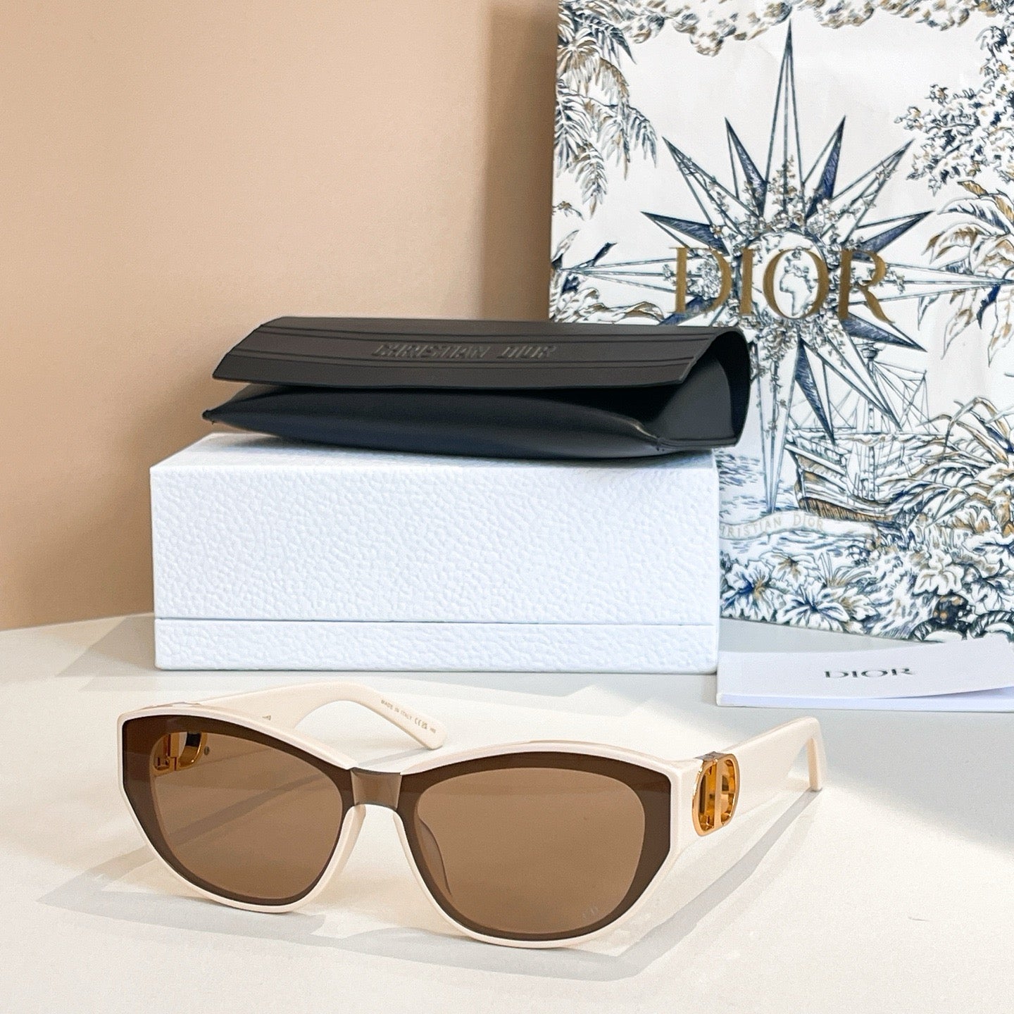 نظارة شمسية متعددة الألوان