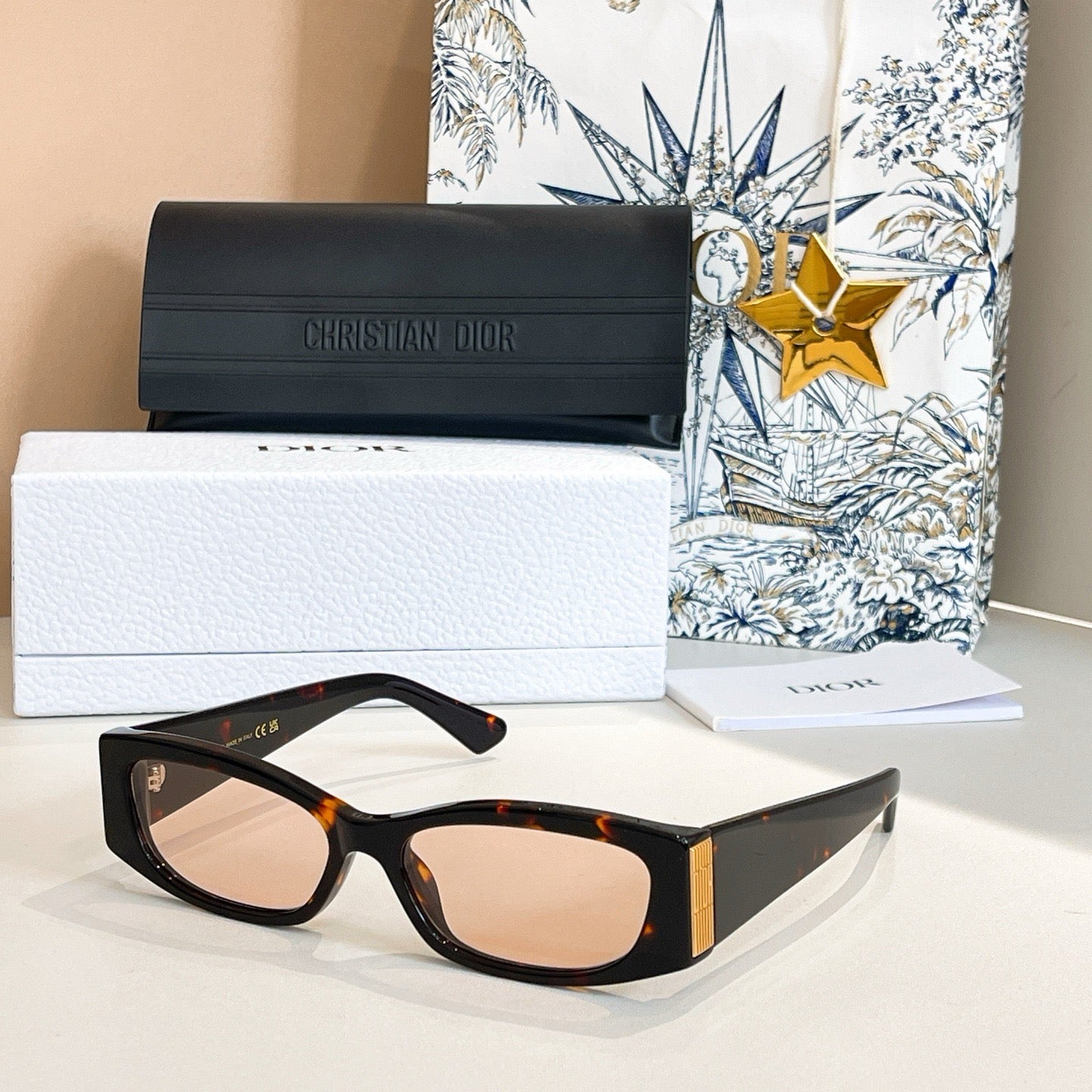 نظارة شمسية متعددة الألوان