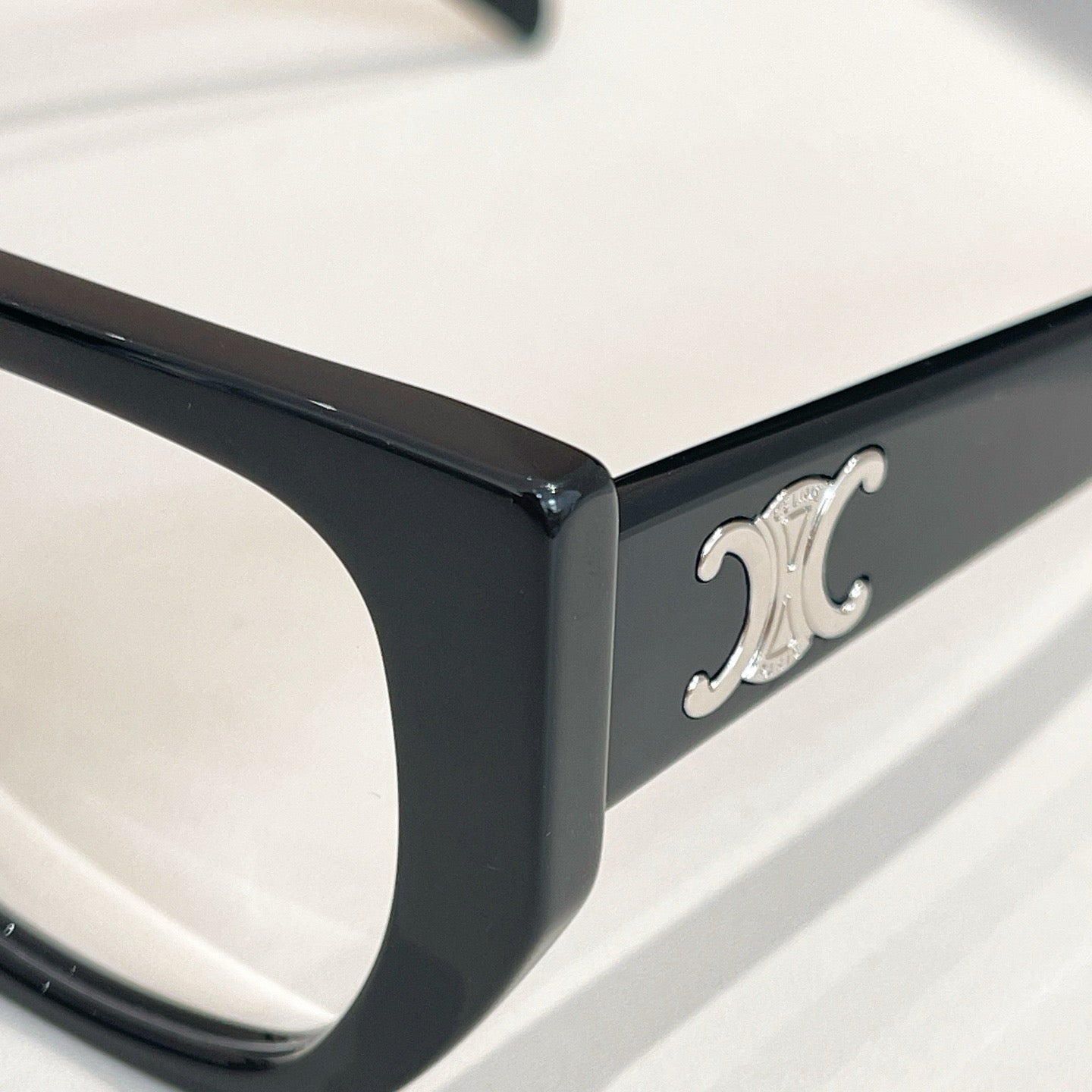 Mehrfarbige Sonnenbrille