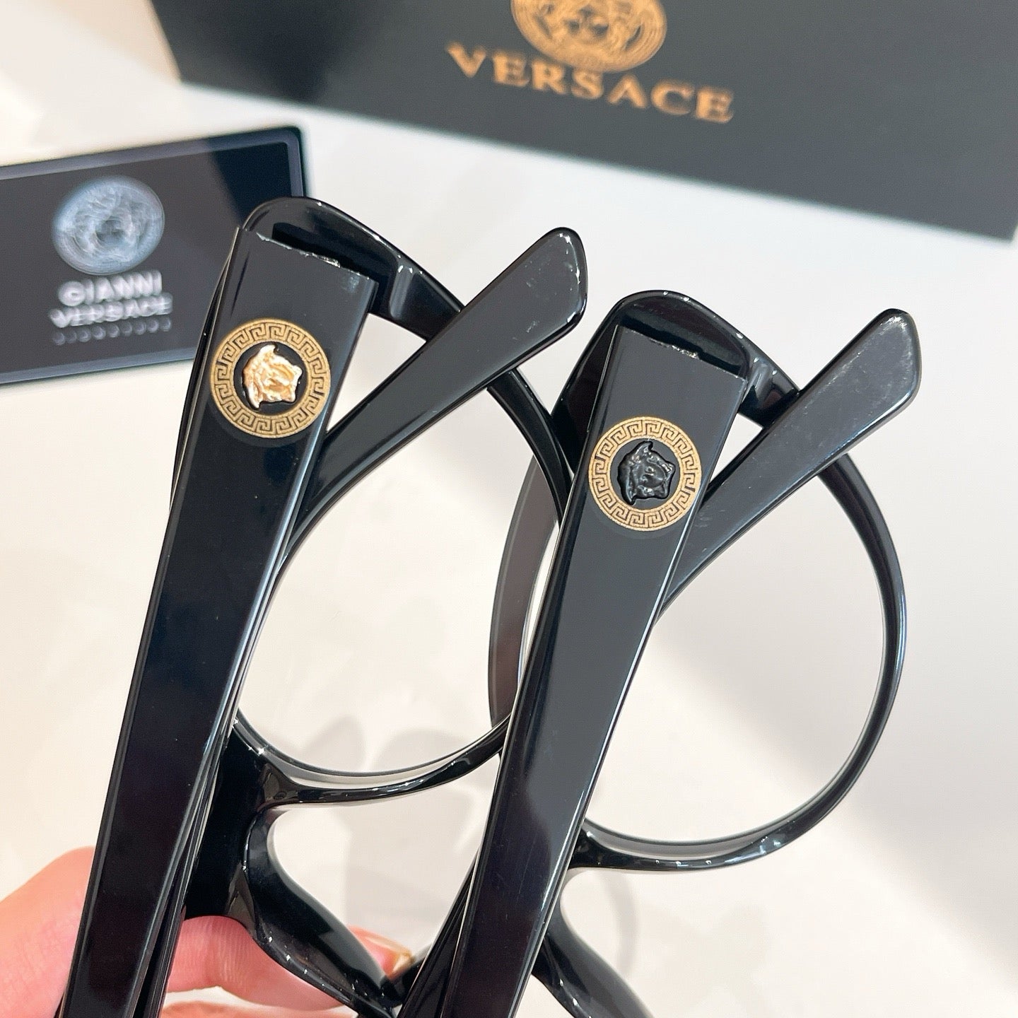 Mehrfarbige Sonnenbrille