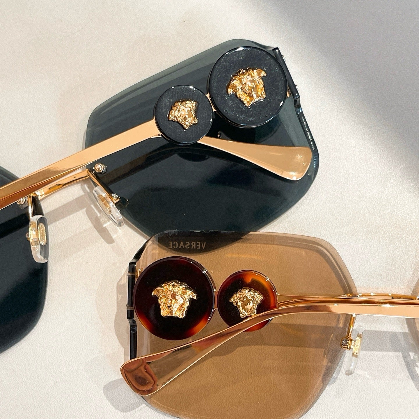 Mehrfarbige Sonnenbrille