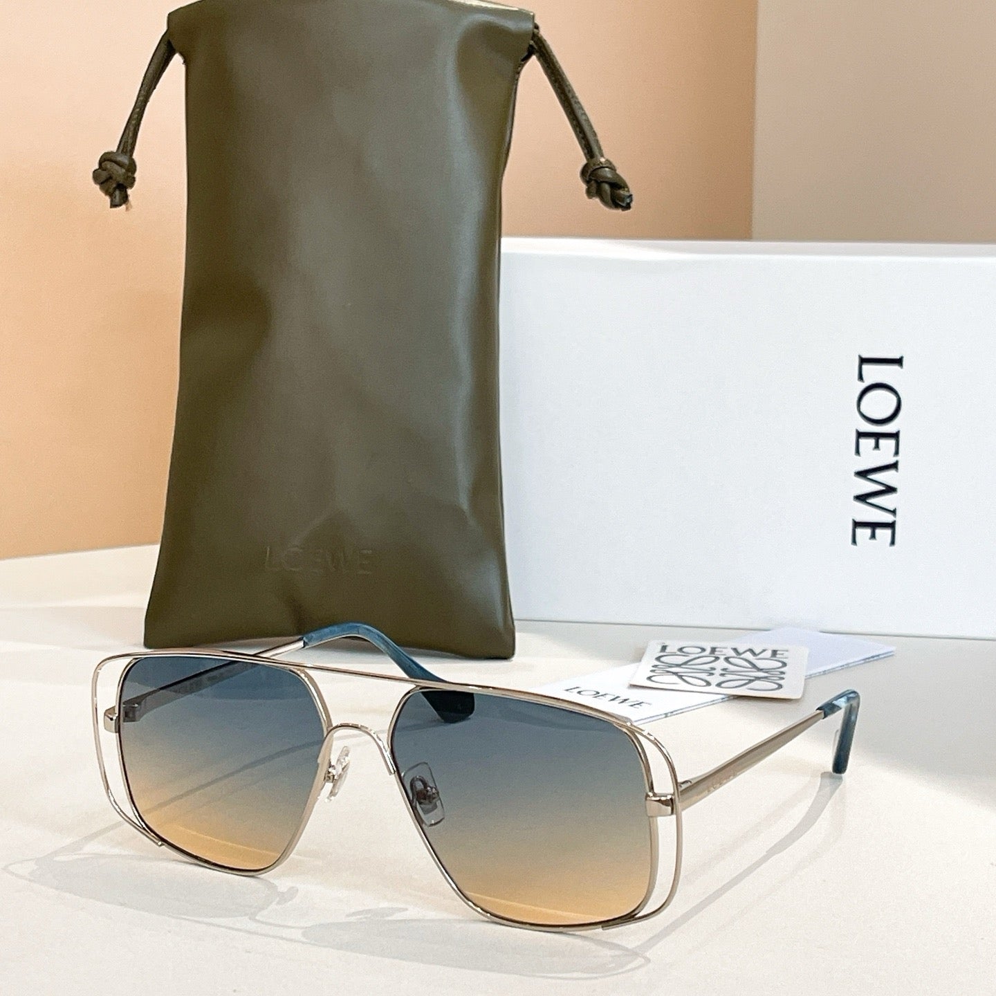 Mehrfarbige Sonnenbrille