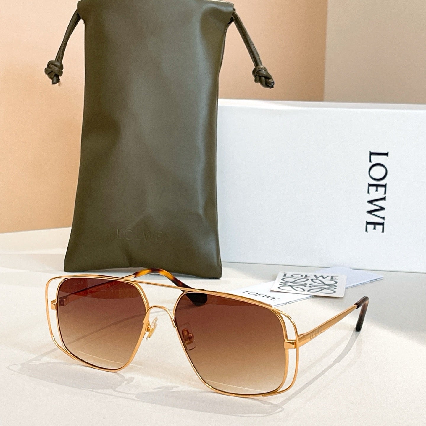 Mehrfarbige Sonnenbrille