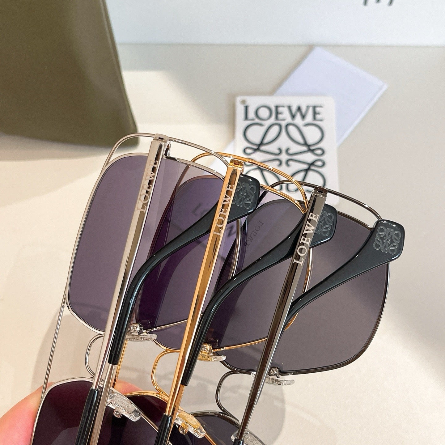 Mehrfarbige Sonnenbrille