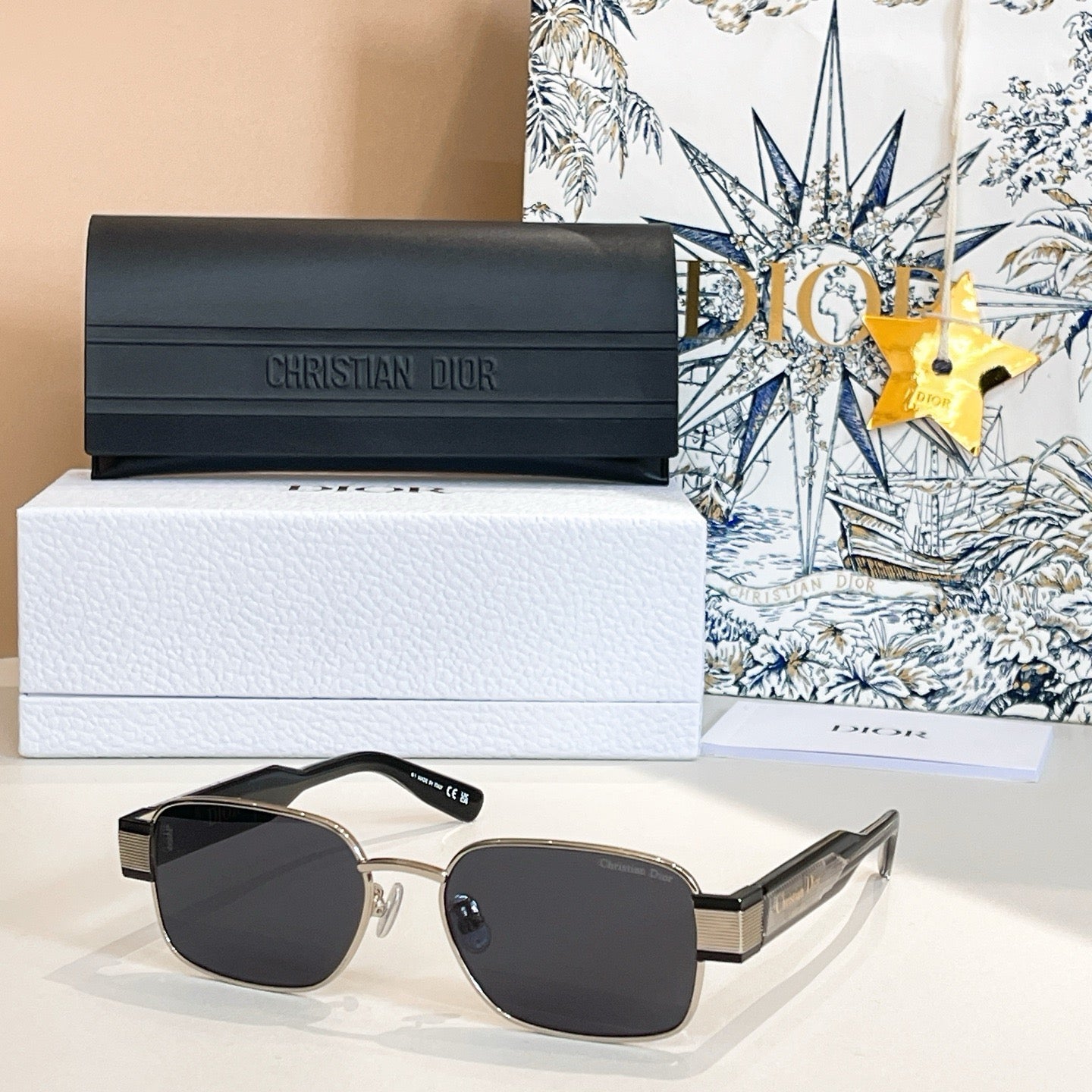 نظارة شمسية متعددة الألوان