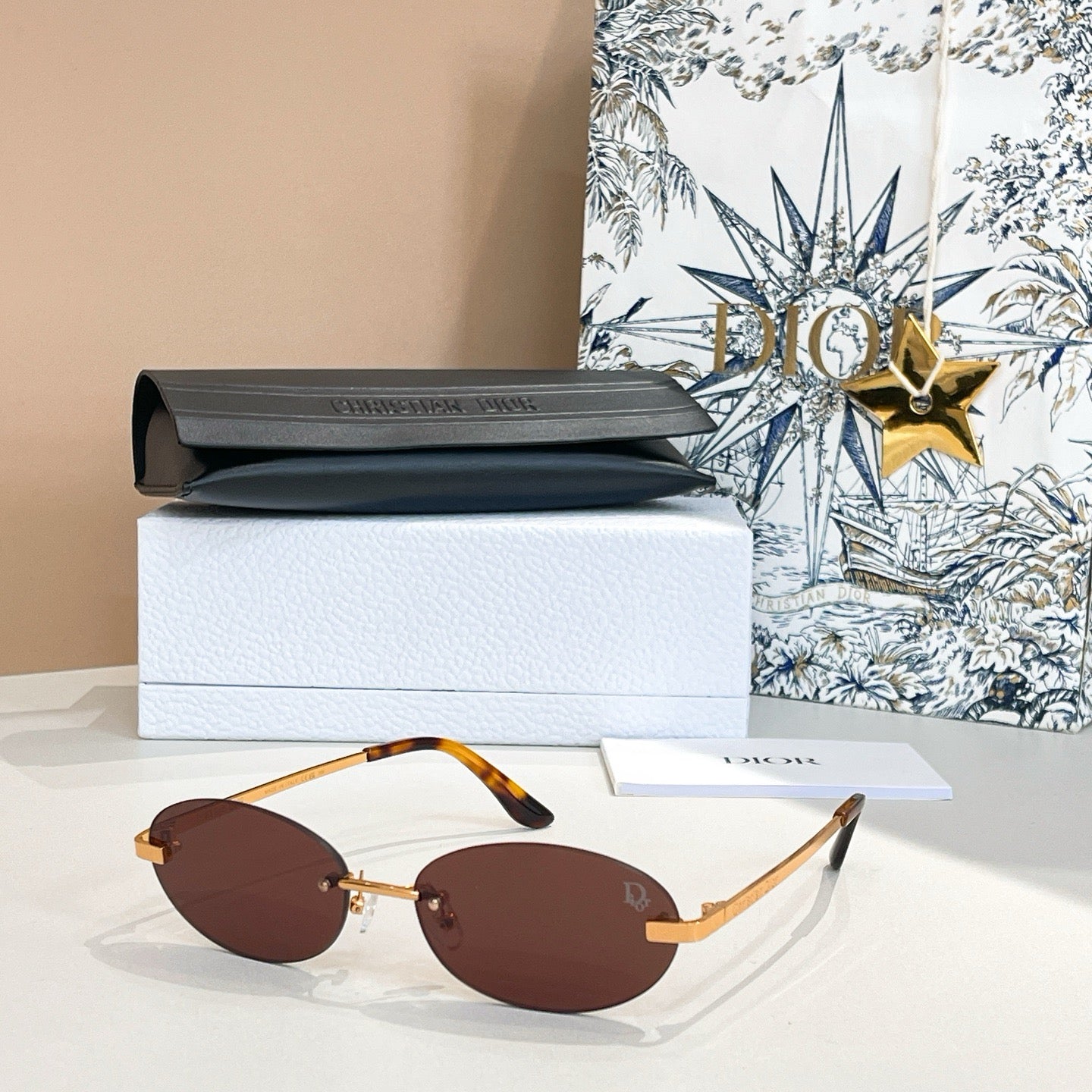 Mehrfarbige Sonnenbrille