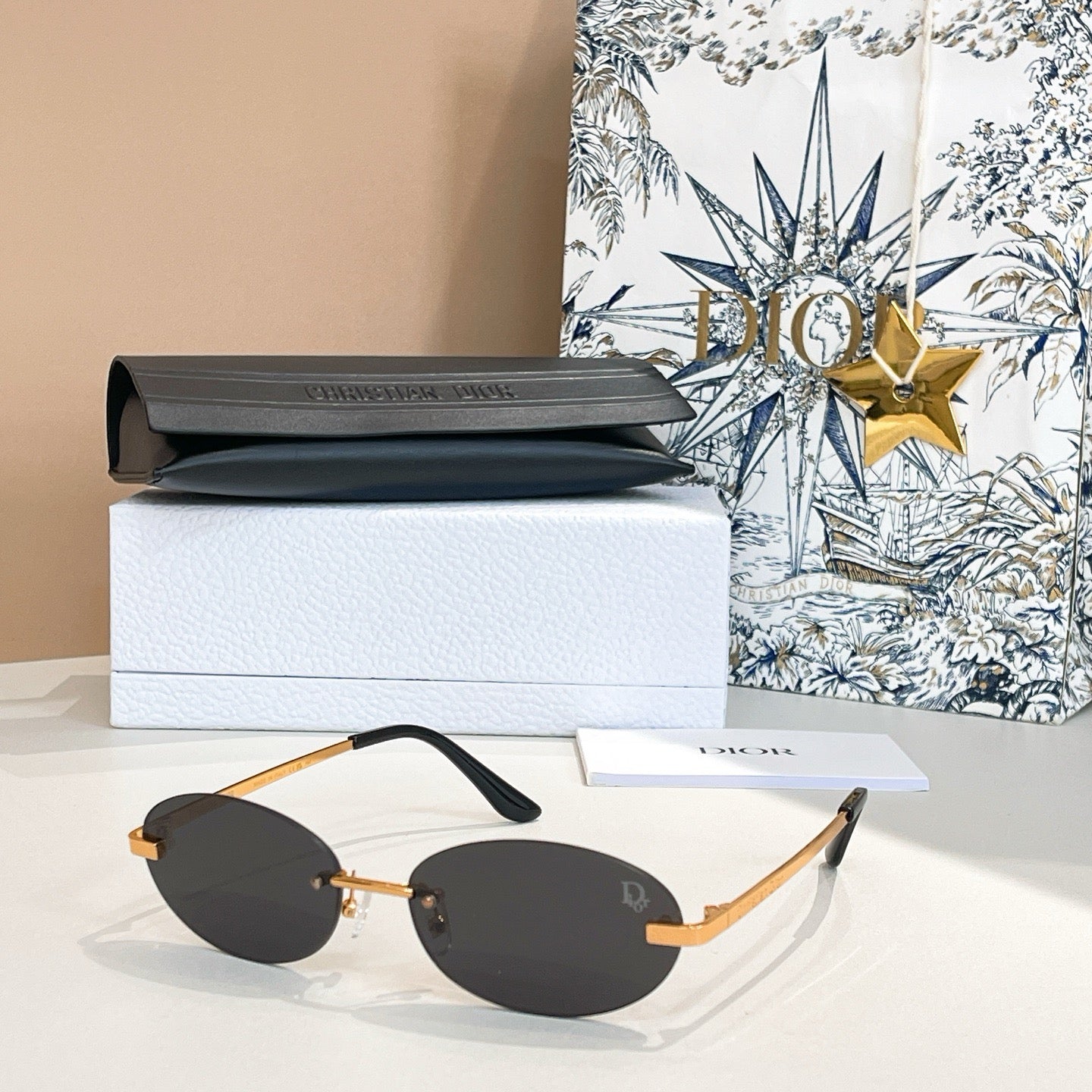 Mehrfarbige Sonnenbrille