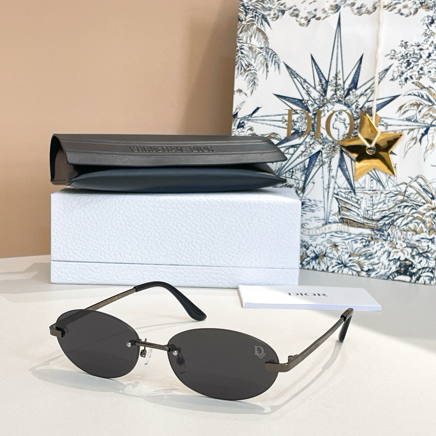 Mehrfarbige Sonnenbrille