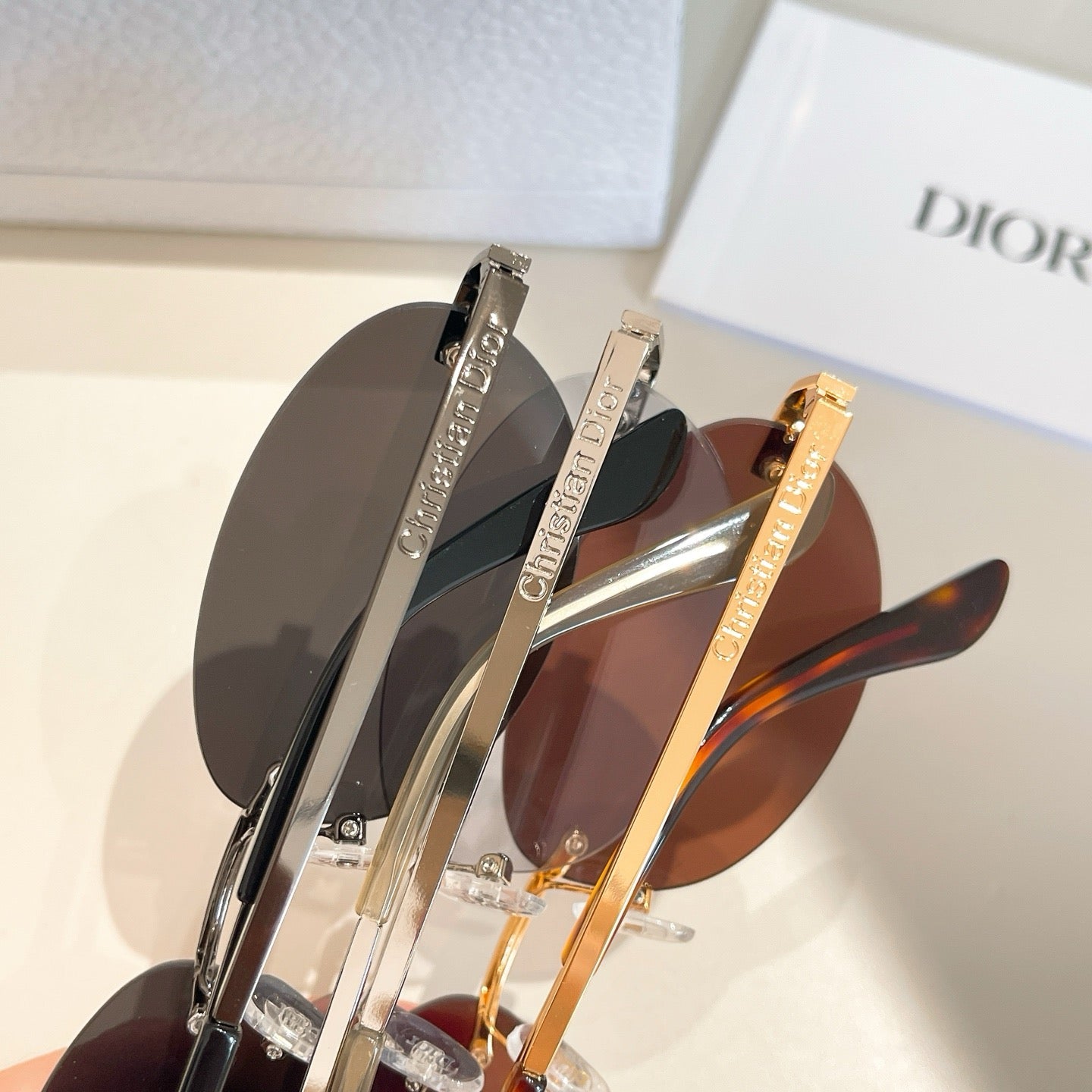 Mehrfarbige Sonnenbrille