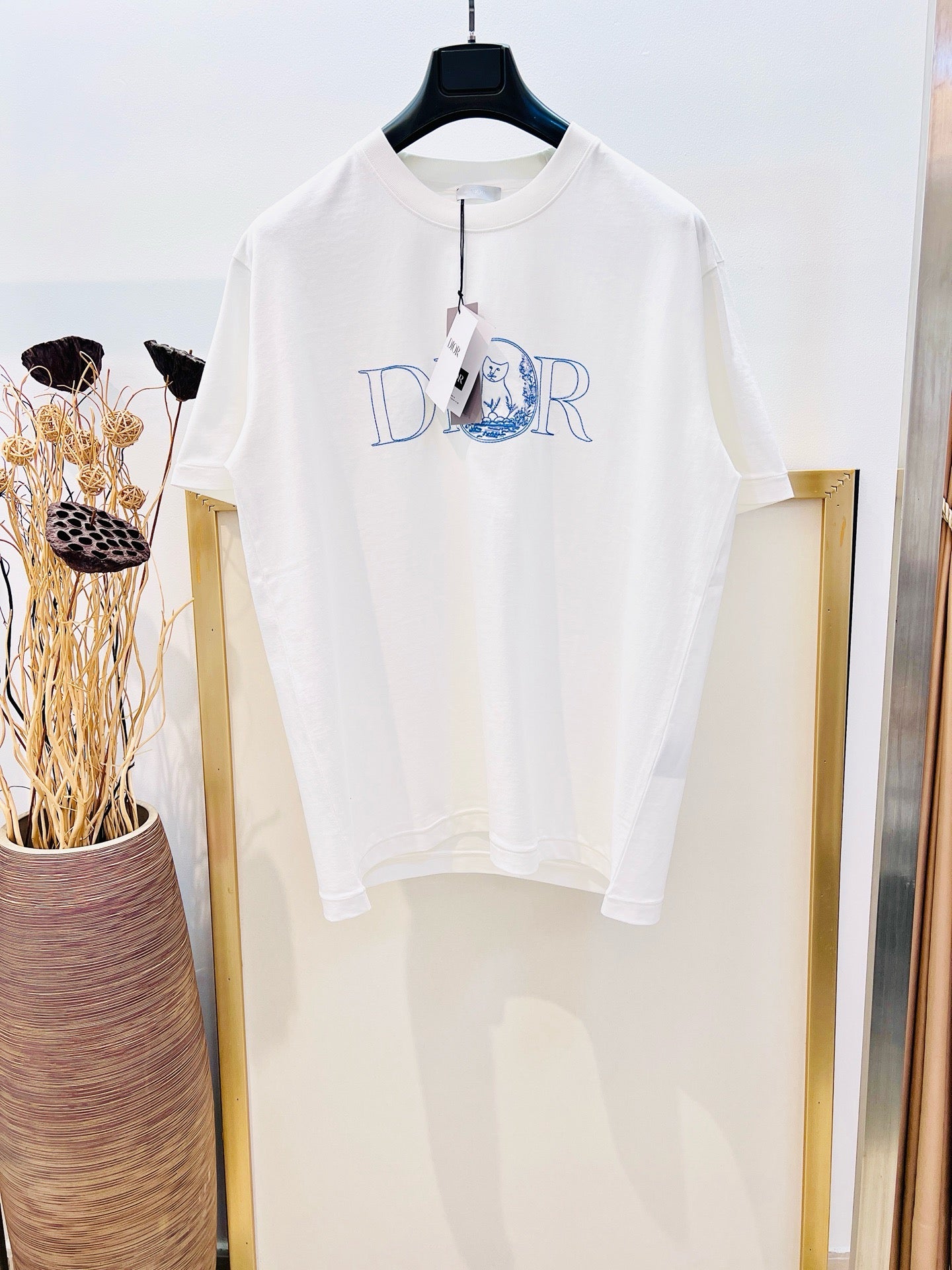 تي شيرت أبيض وأخضر فاتح