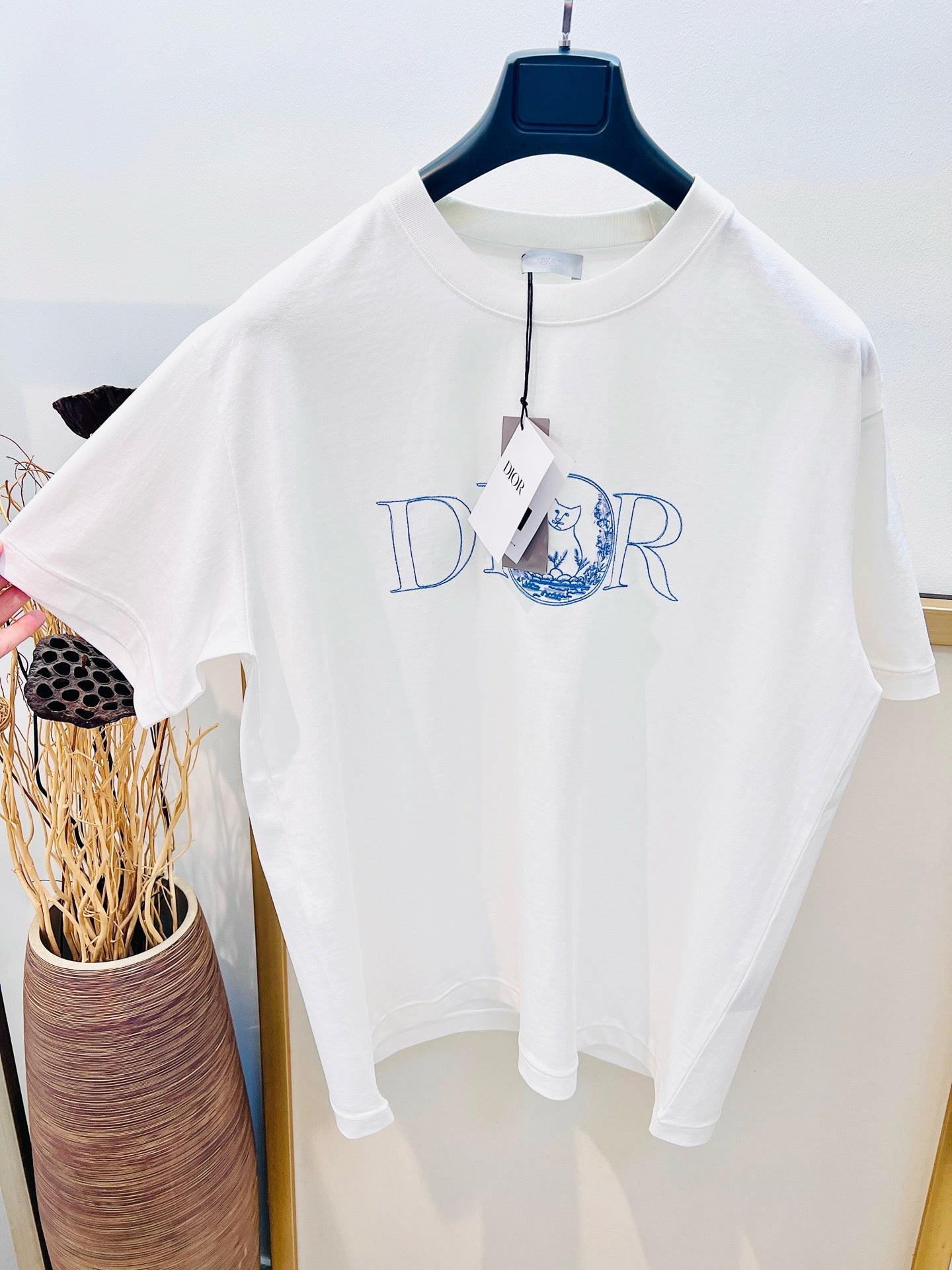 Weißes und hellgrünes T-Shirt