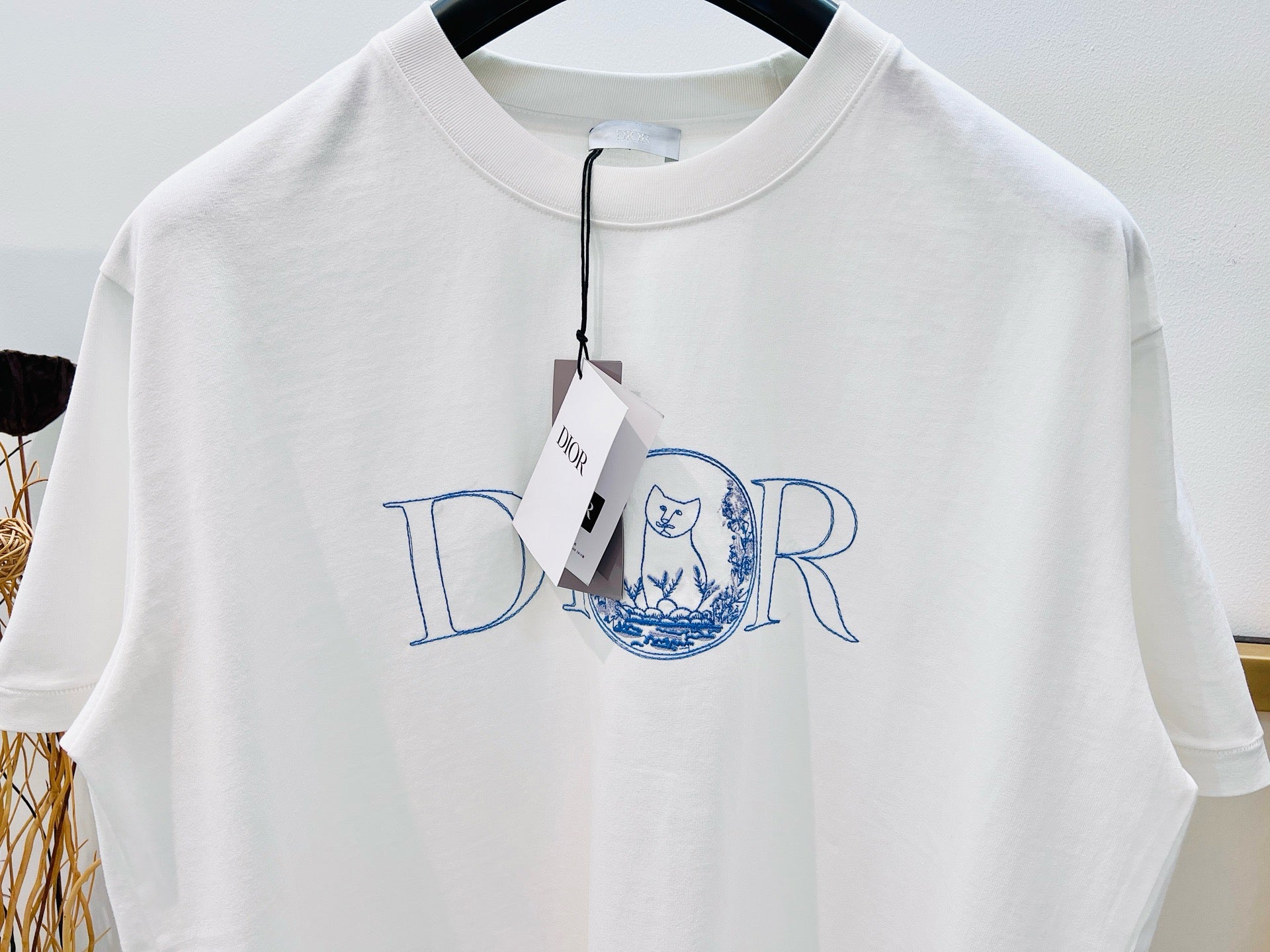 Weißes und hellgrünes T-Shirt