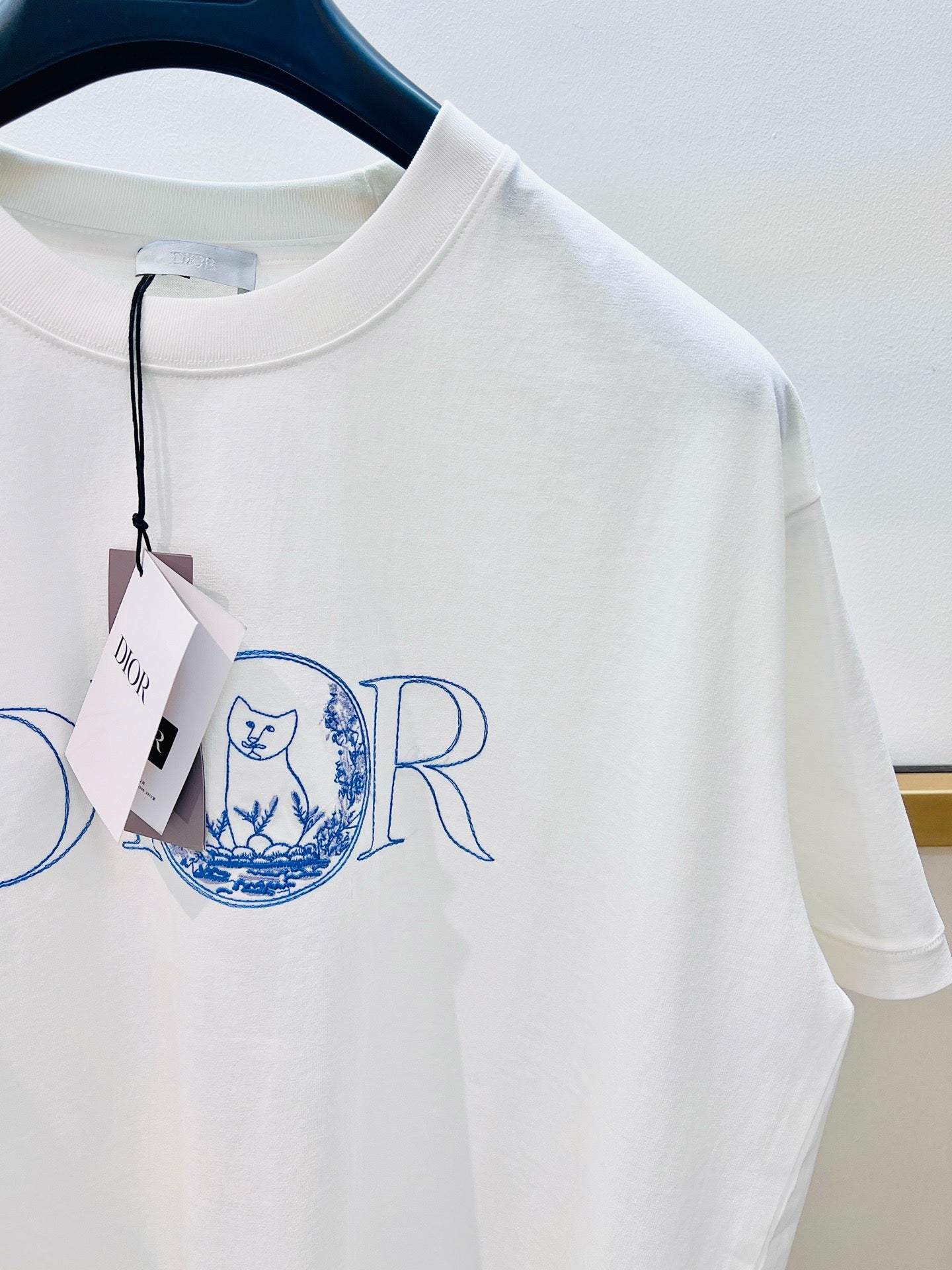 Weißes und hellgrünes T-Shirt