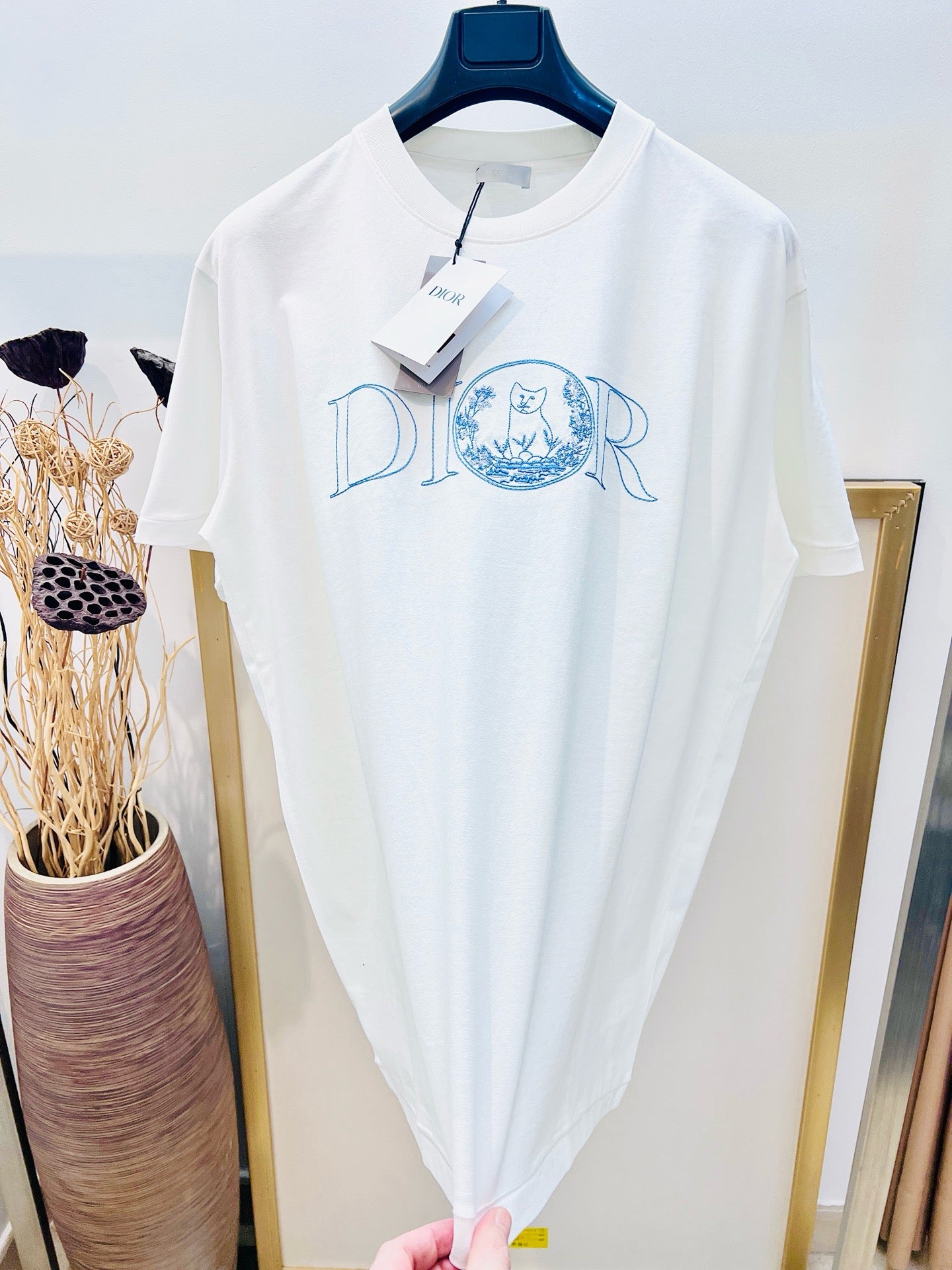Weißes und hellgrünes T-Shirt