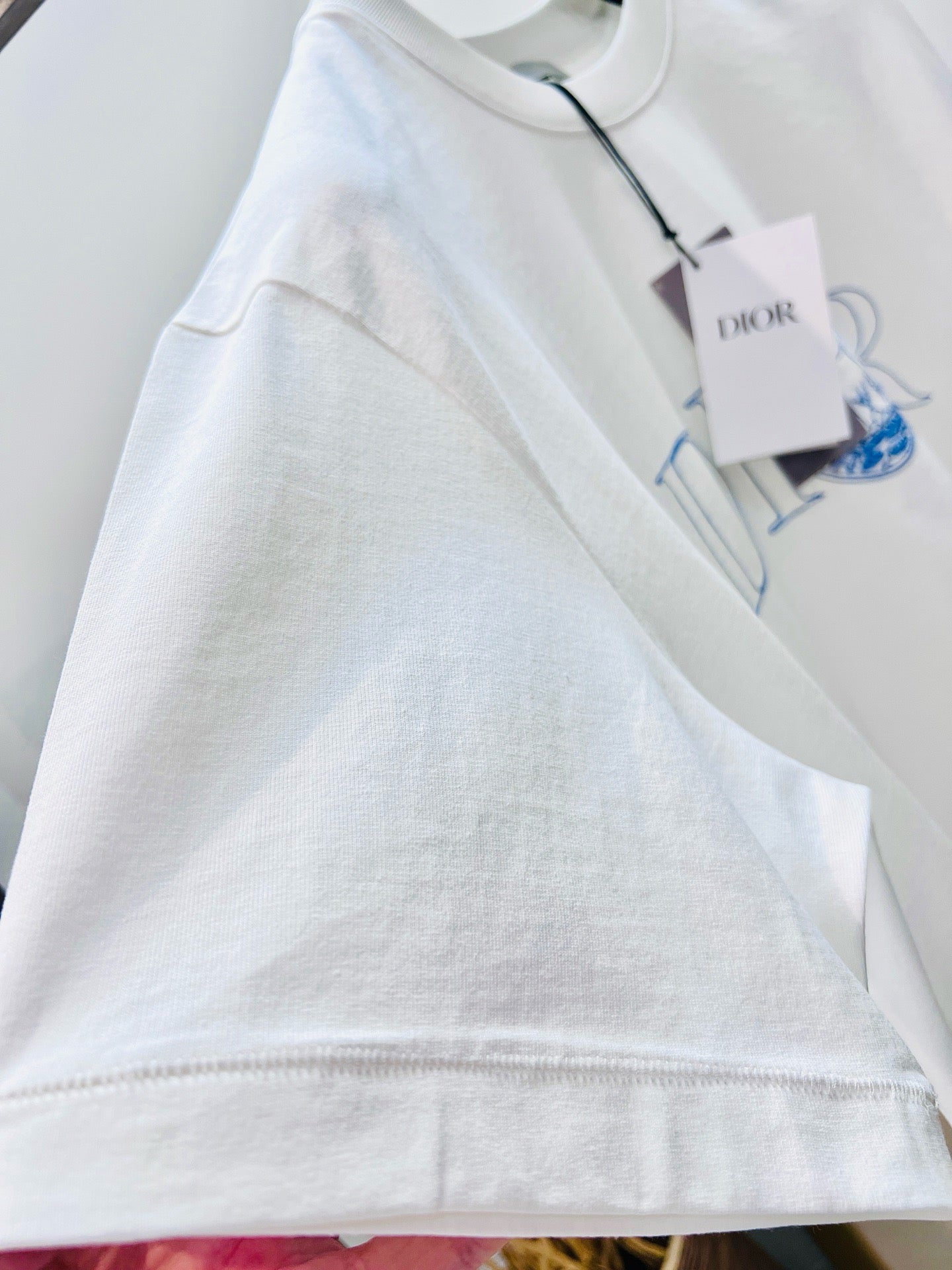 تي شيرت أبيض وأخضر فاتح