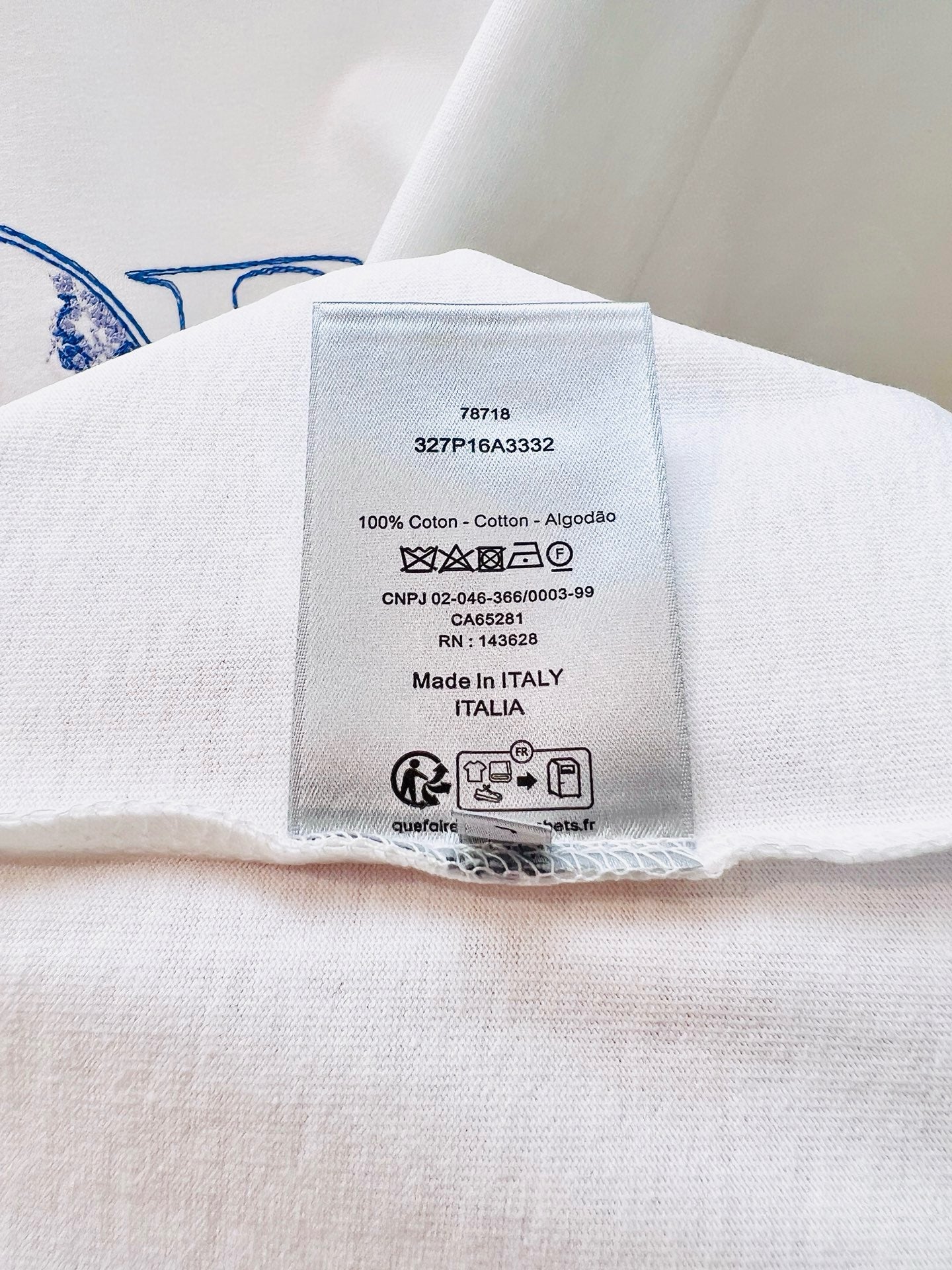 تي شيرت أبيض وأخضر فاتح