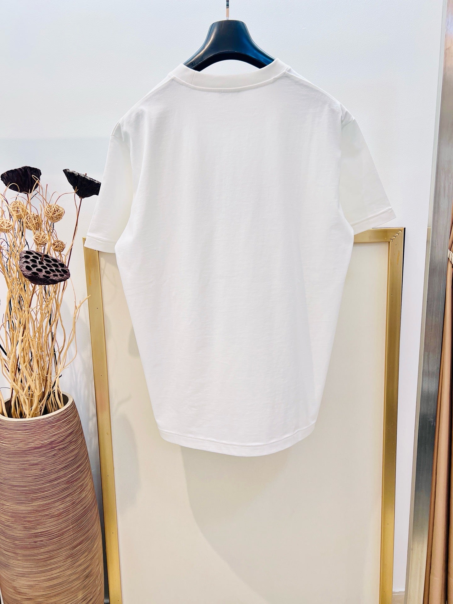 Weißes und hellgrünes T-Shirt