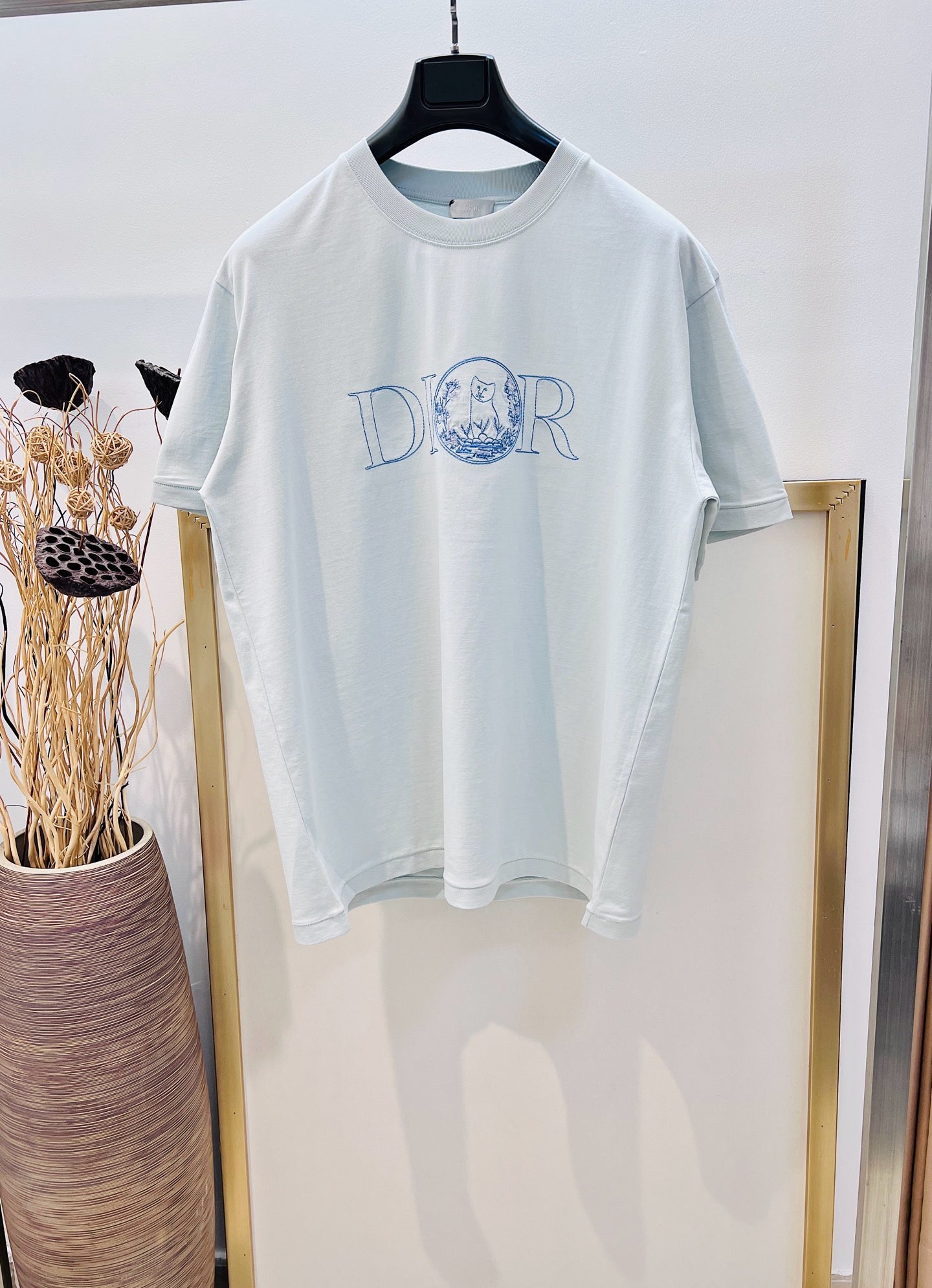 Weißes und hellgrünes T-Shirt