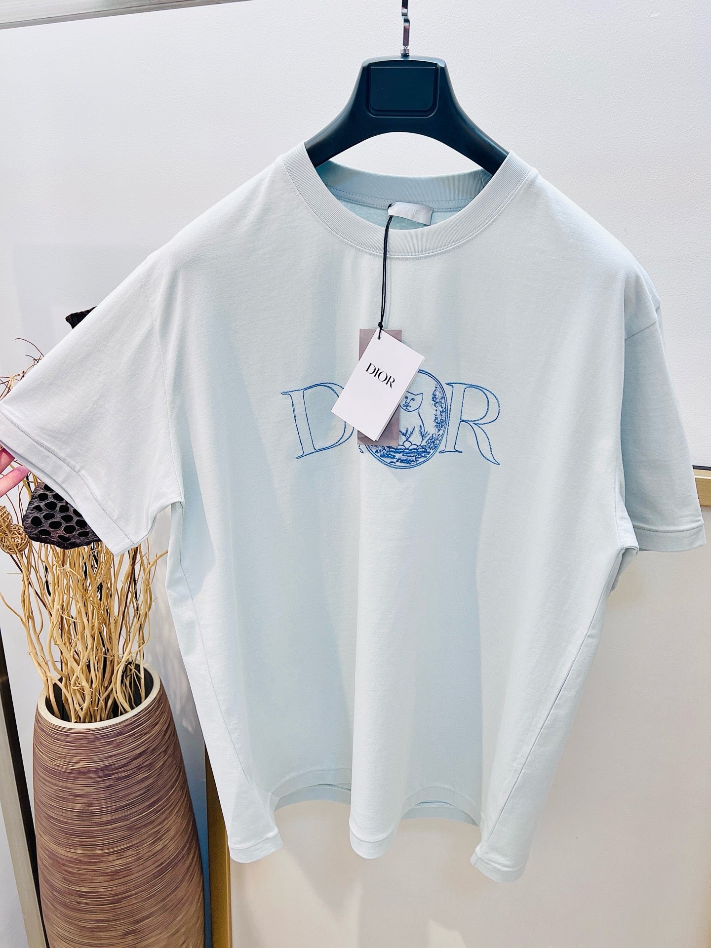 تي شيرت أبيض وأخضر فاتح