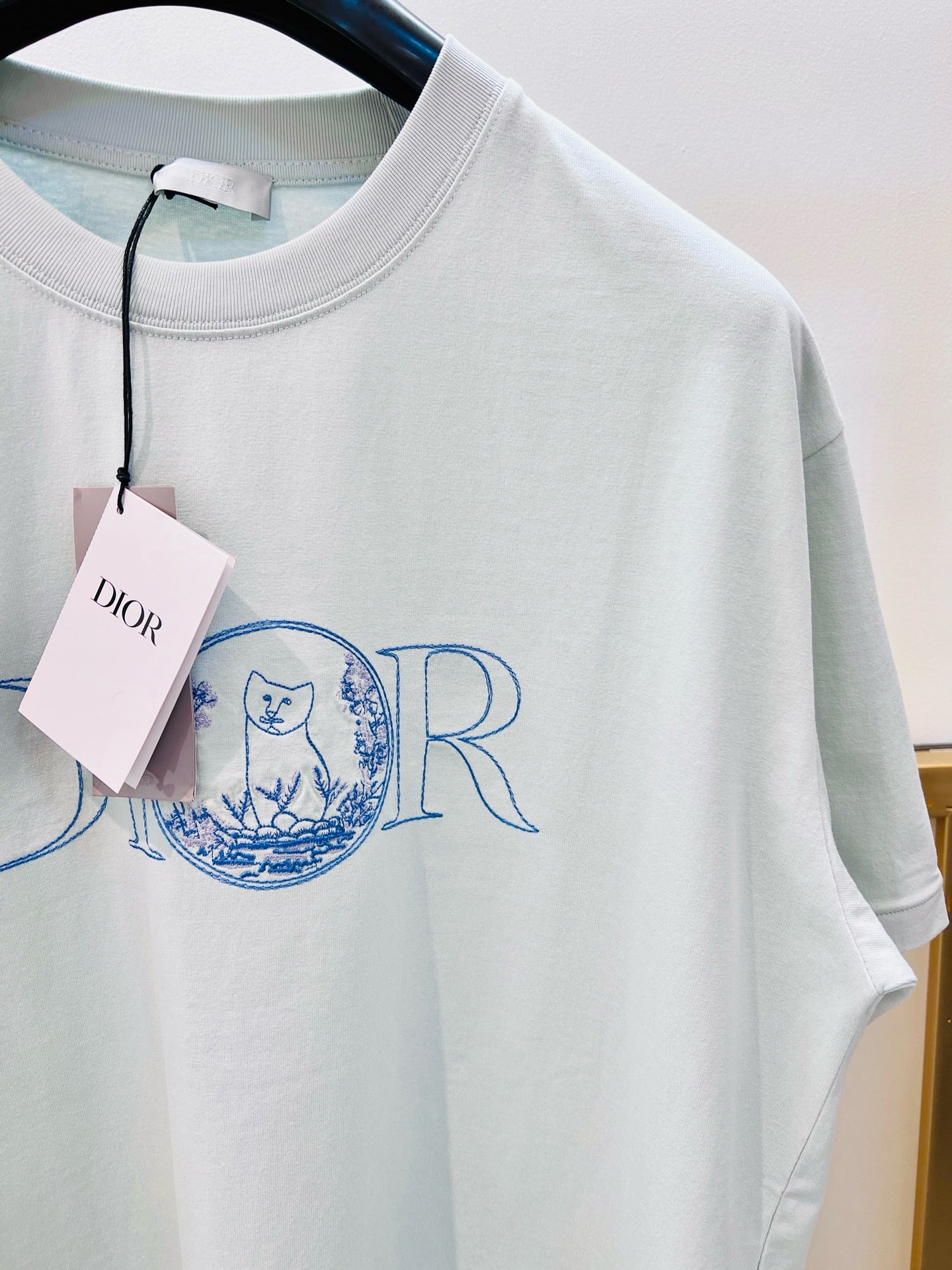Weißes und hellgrünes T-Shirt