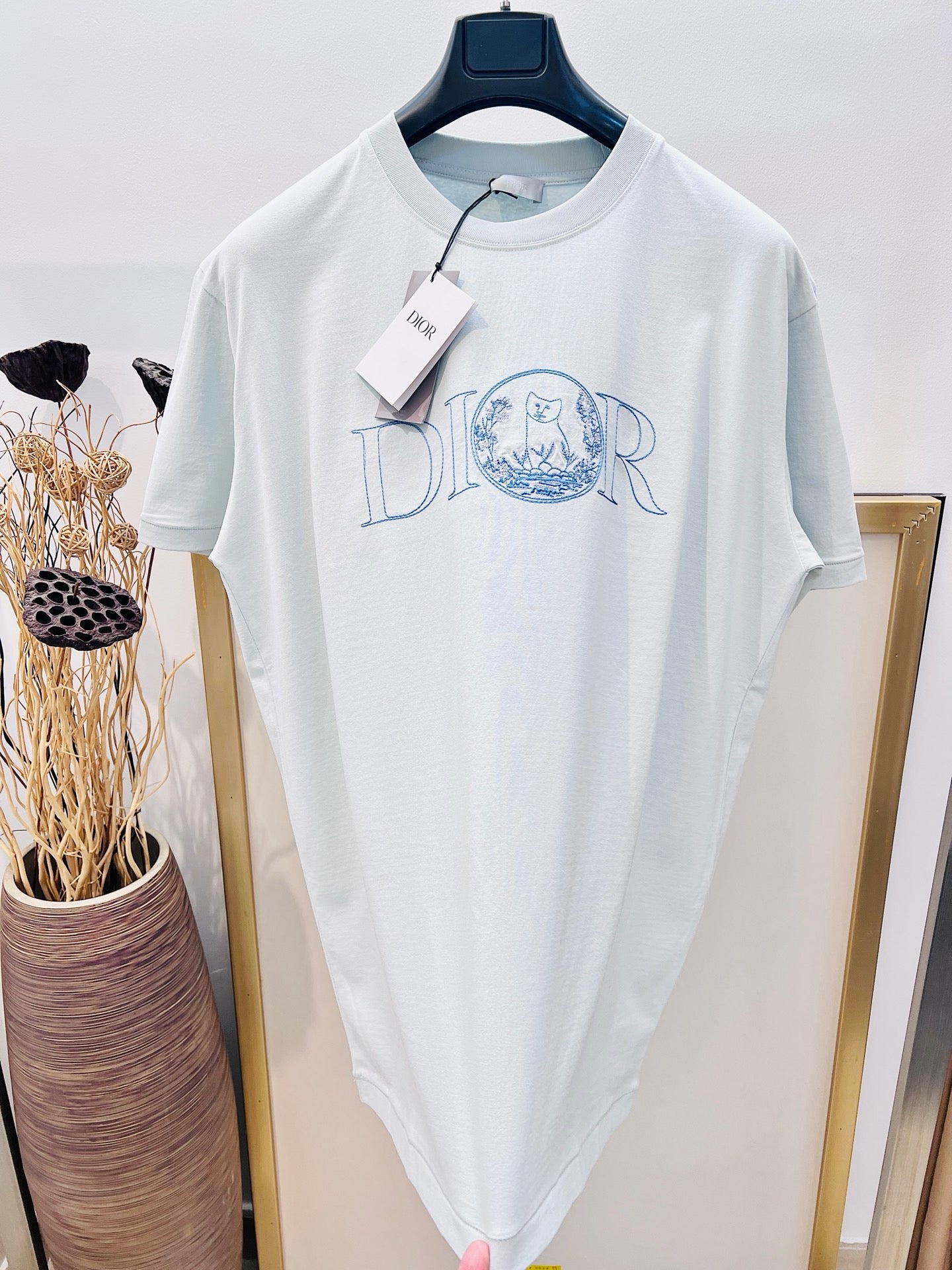 تي شيرت أبيض وأخضر فاتح