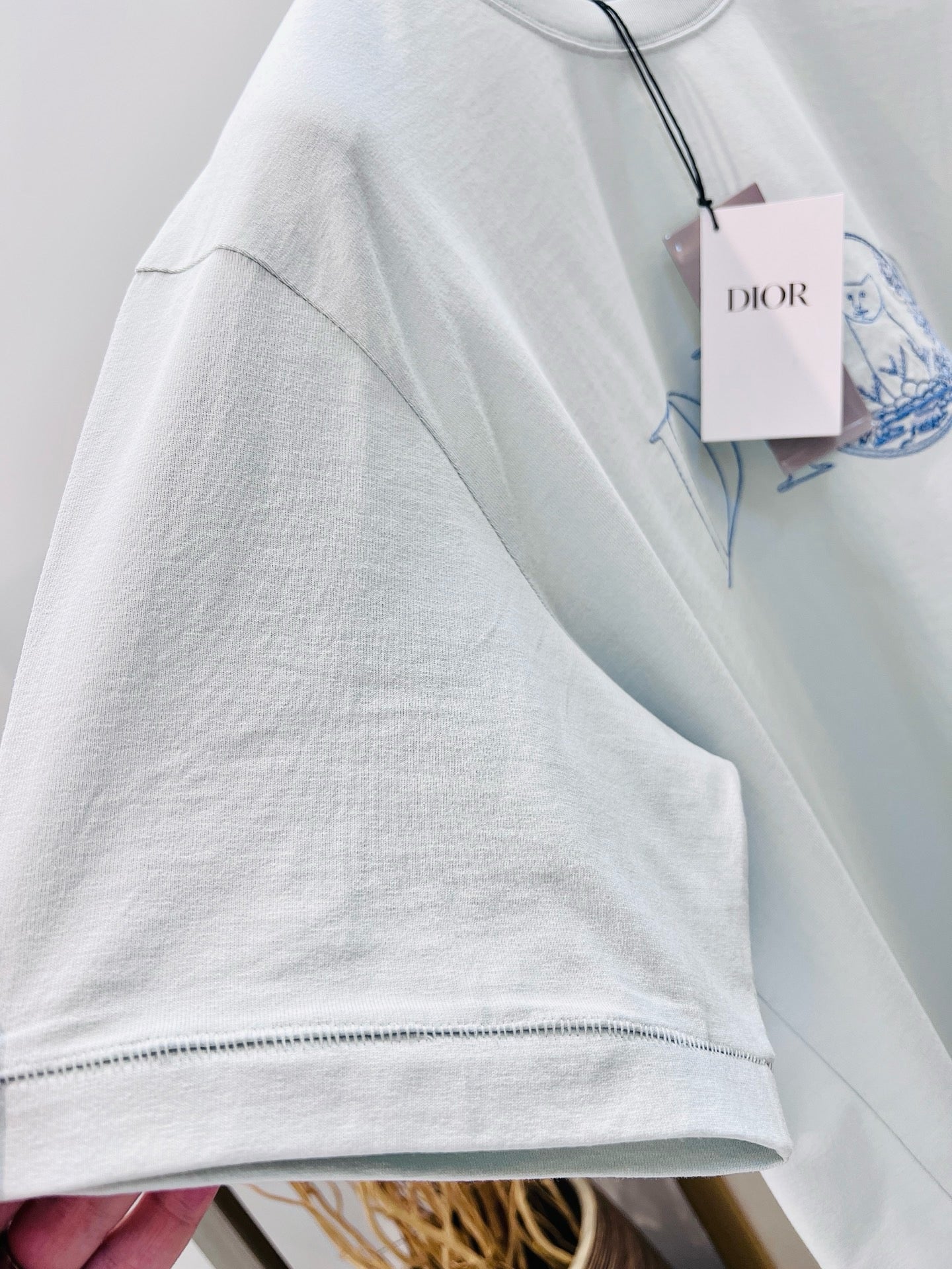 Weißes und hellgrünes T-Shirt
