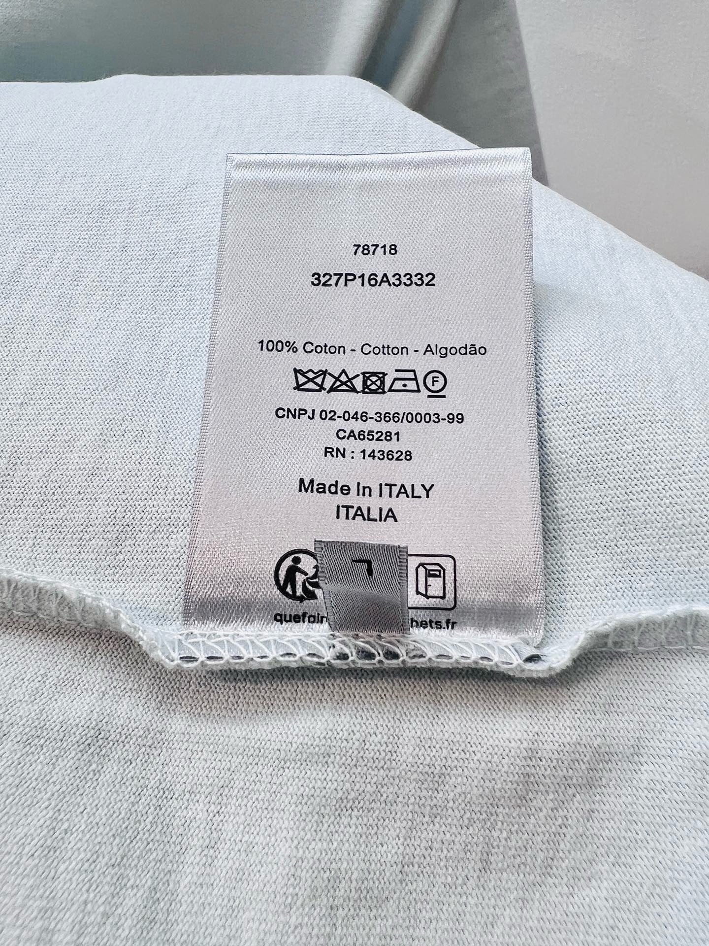 Weißes und hellgrünes T-Shirt