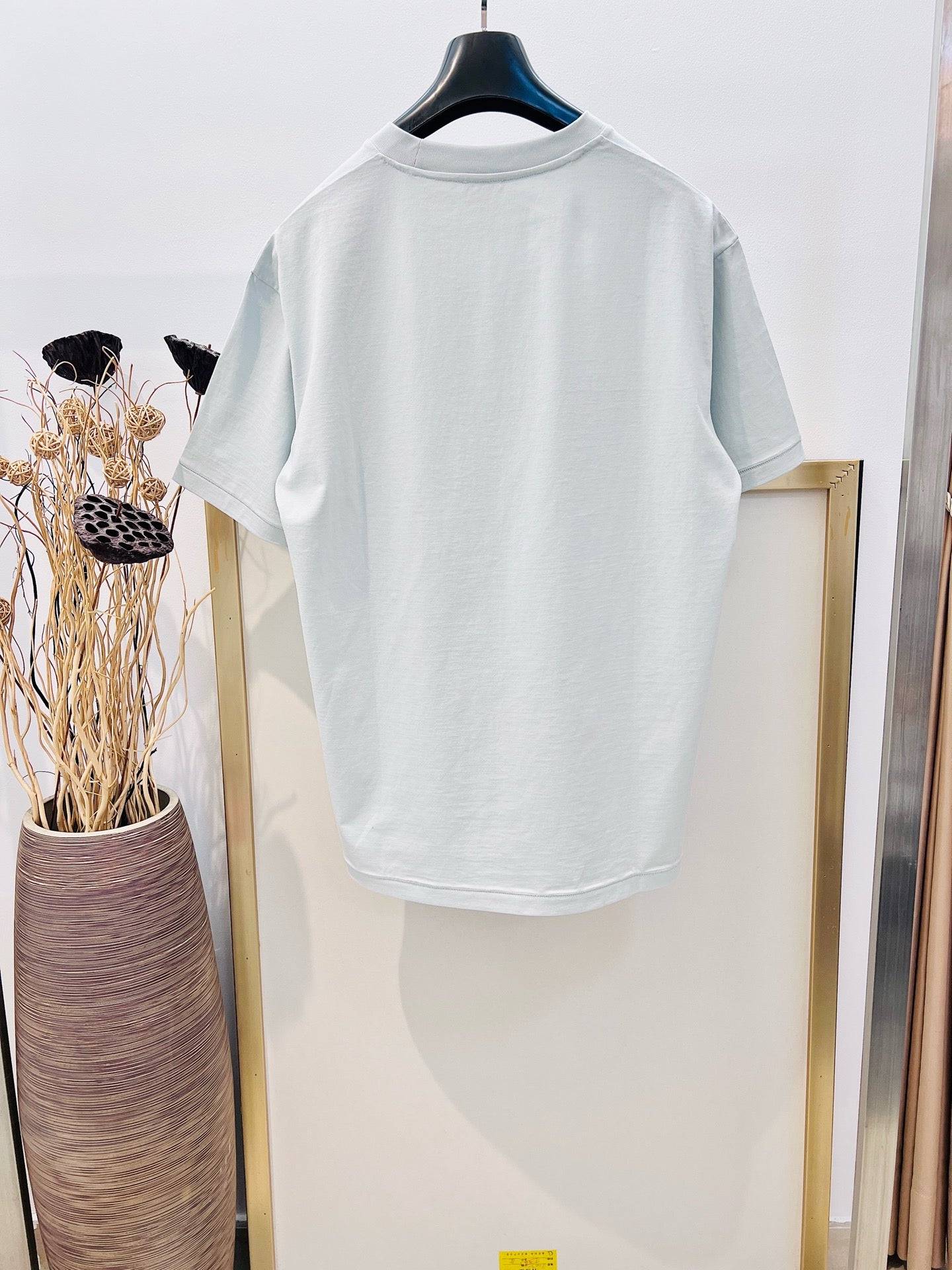 Weißes und hellgrünes T-Shirt