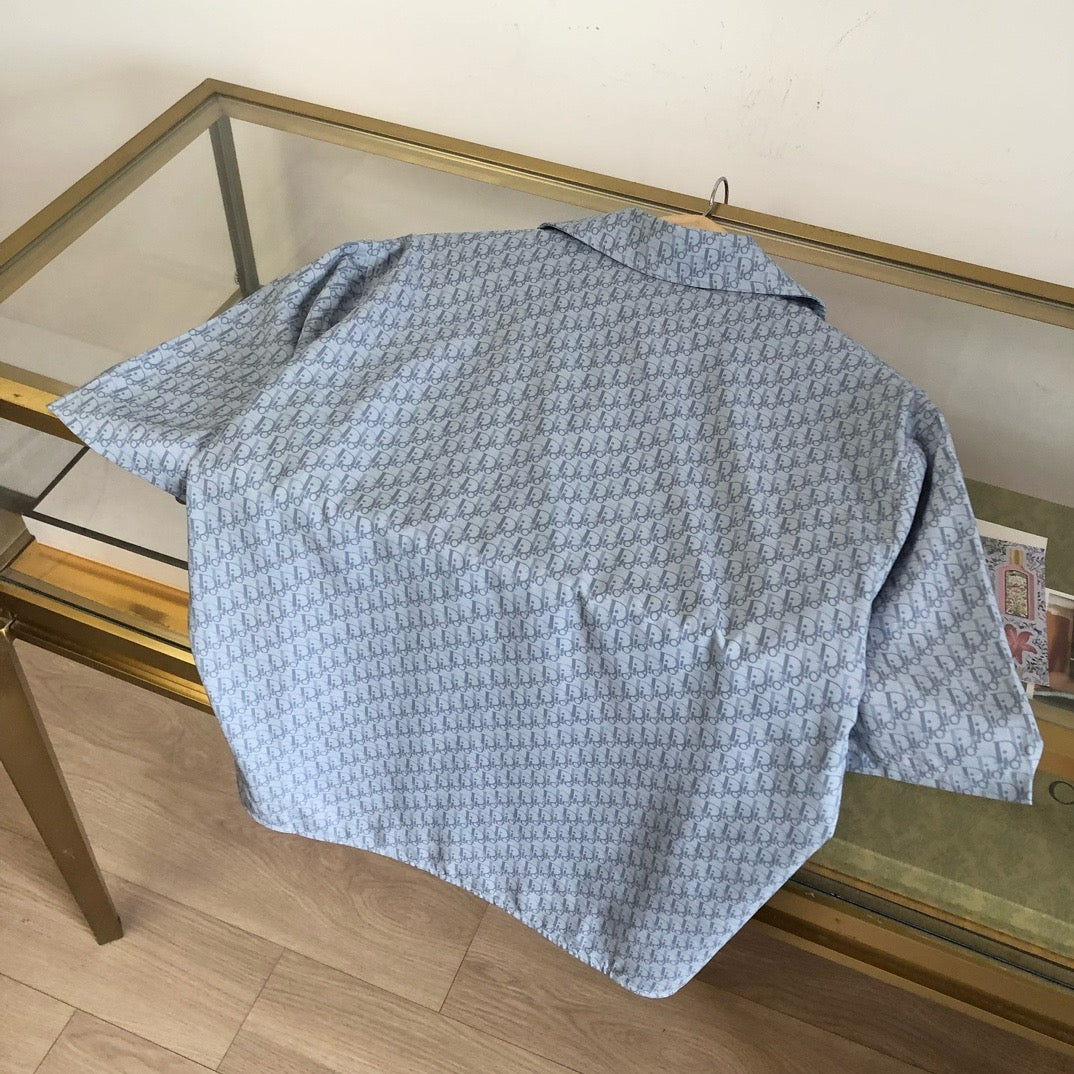 Blaues Shirt