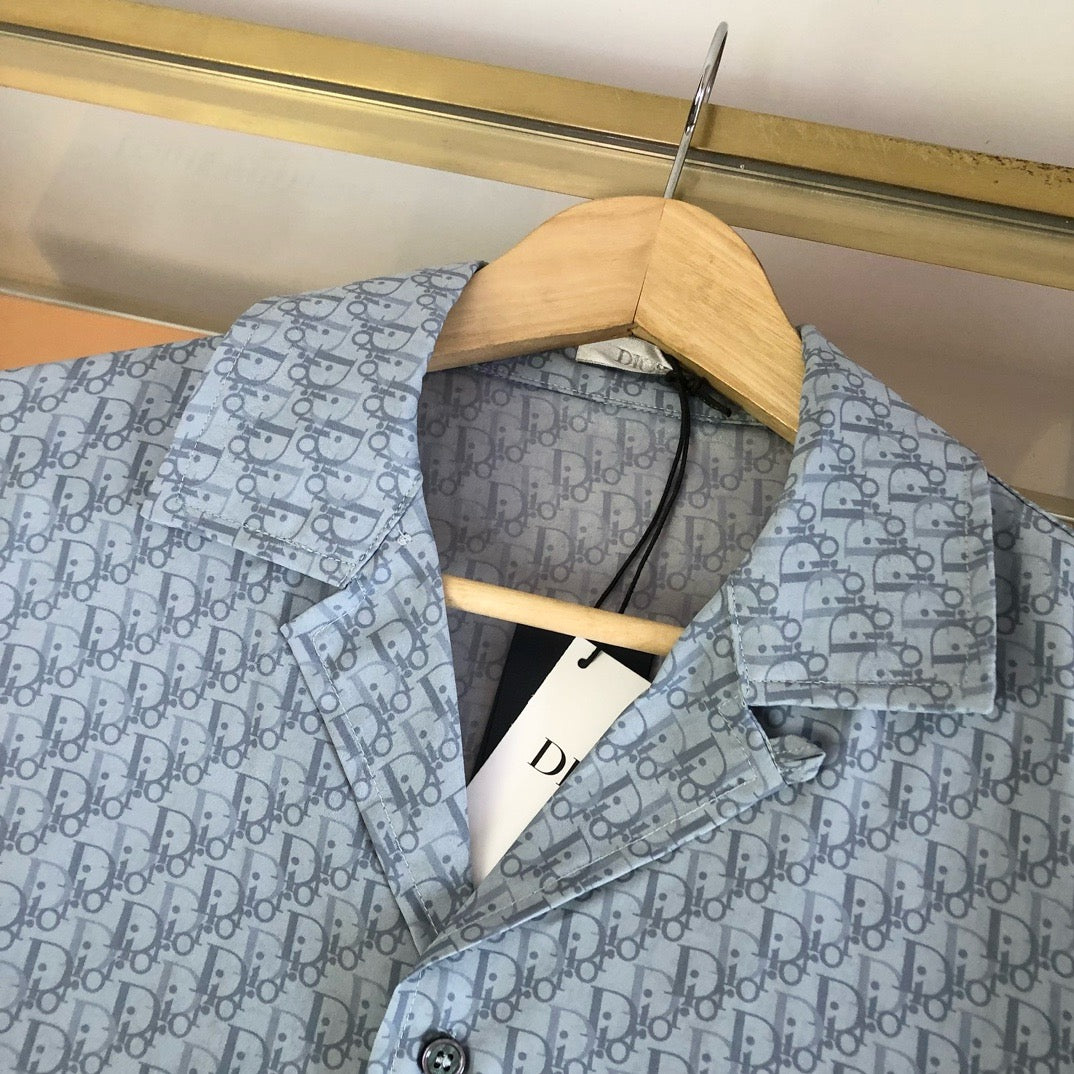 Blaues Shirt