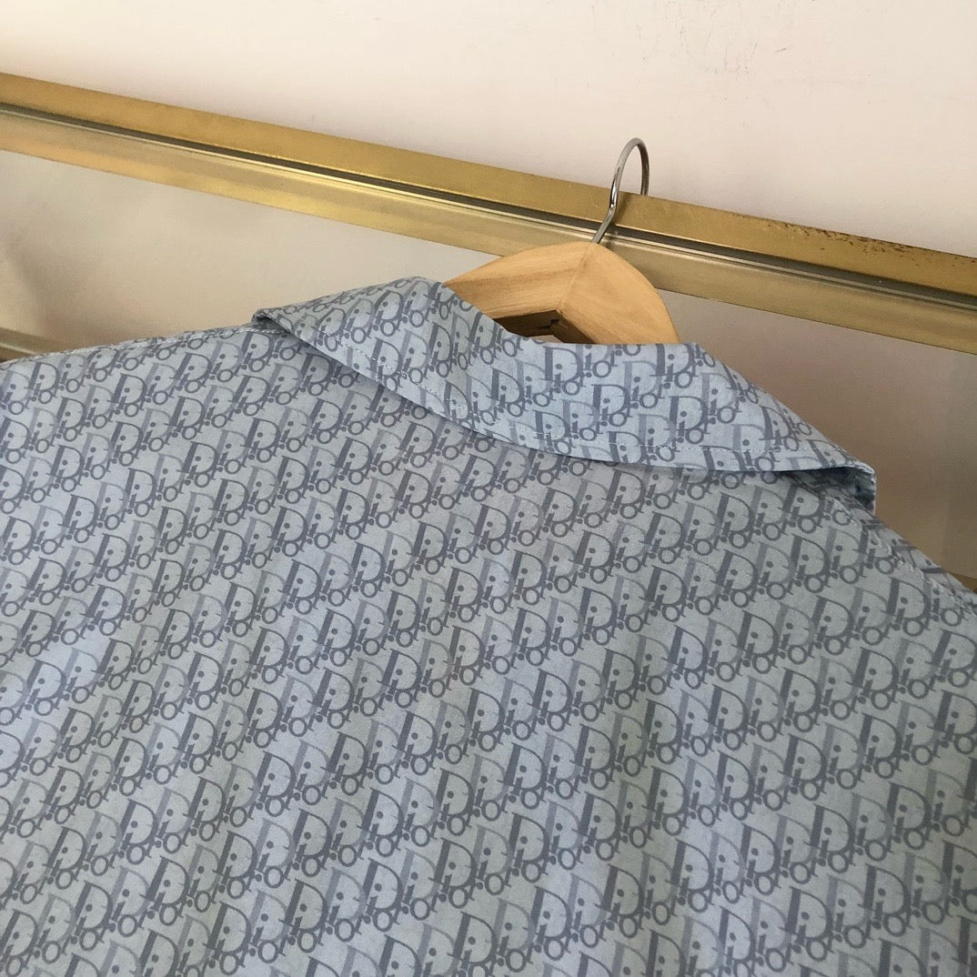 Blaues Shirt