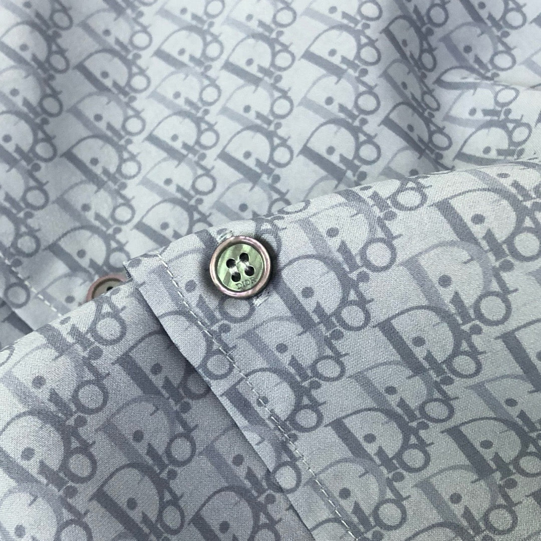 Blaues Shirt