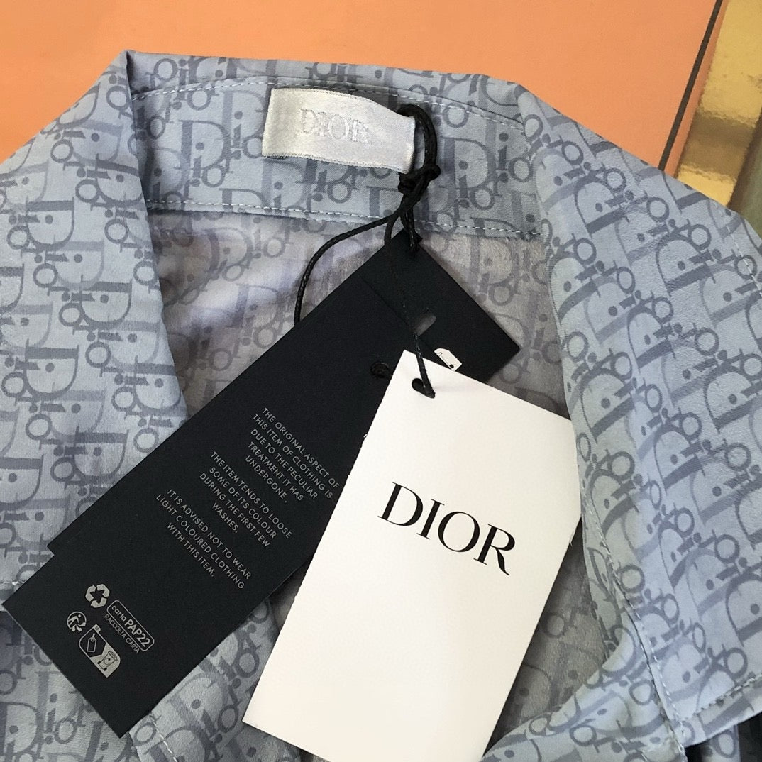 Blaues Shirt