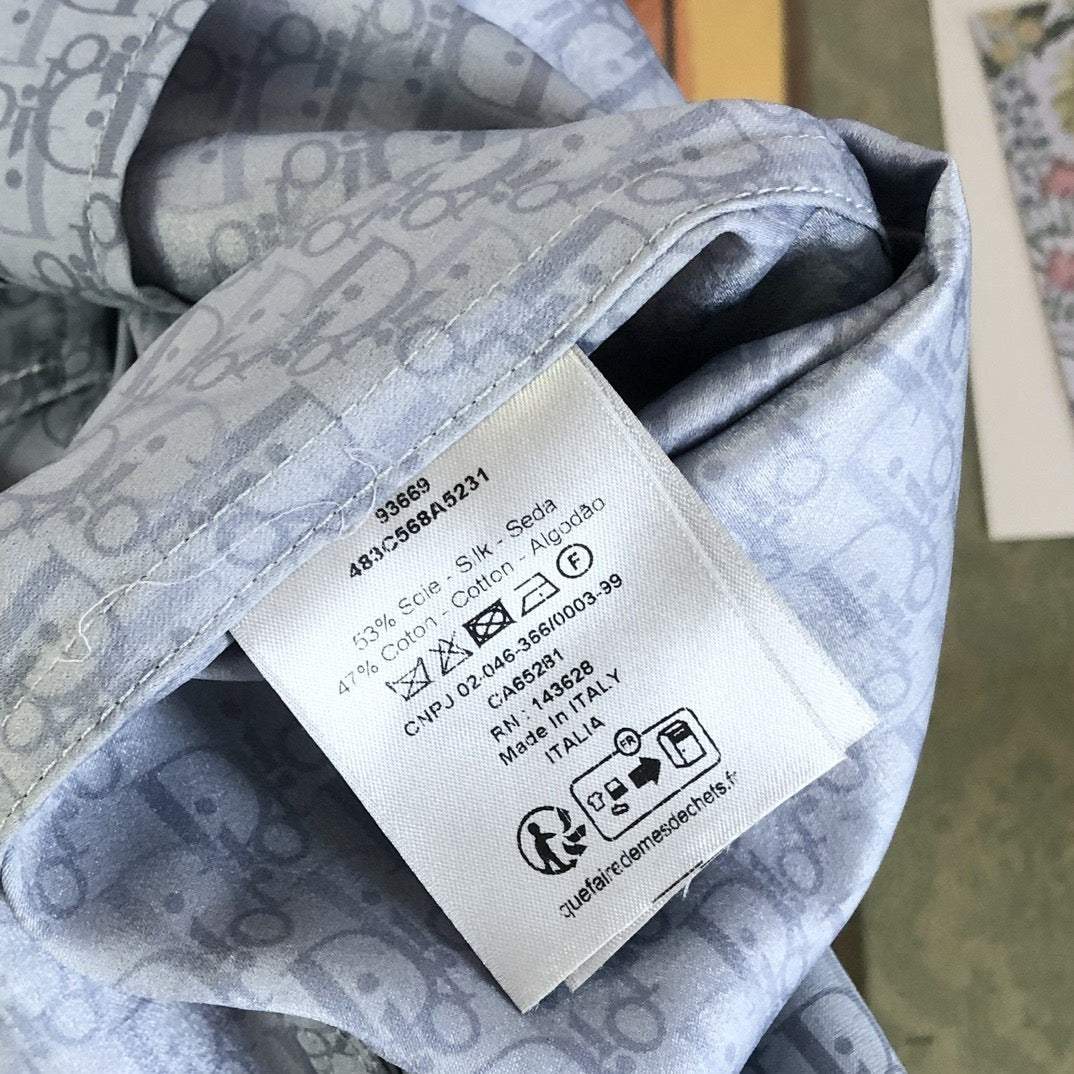 Blaues Shirt