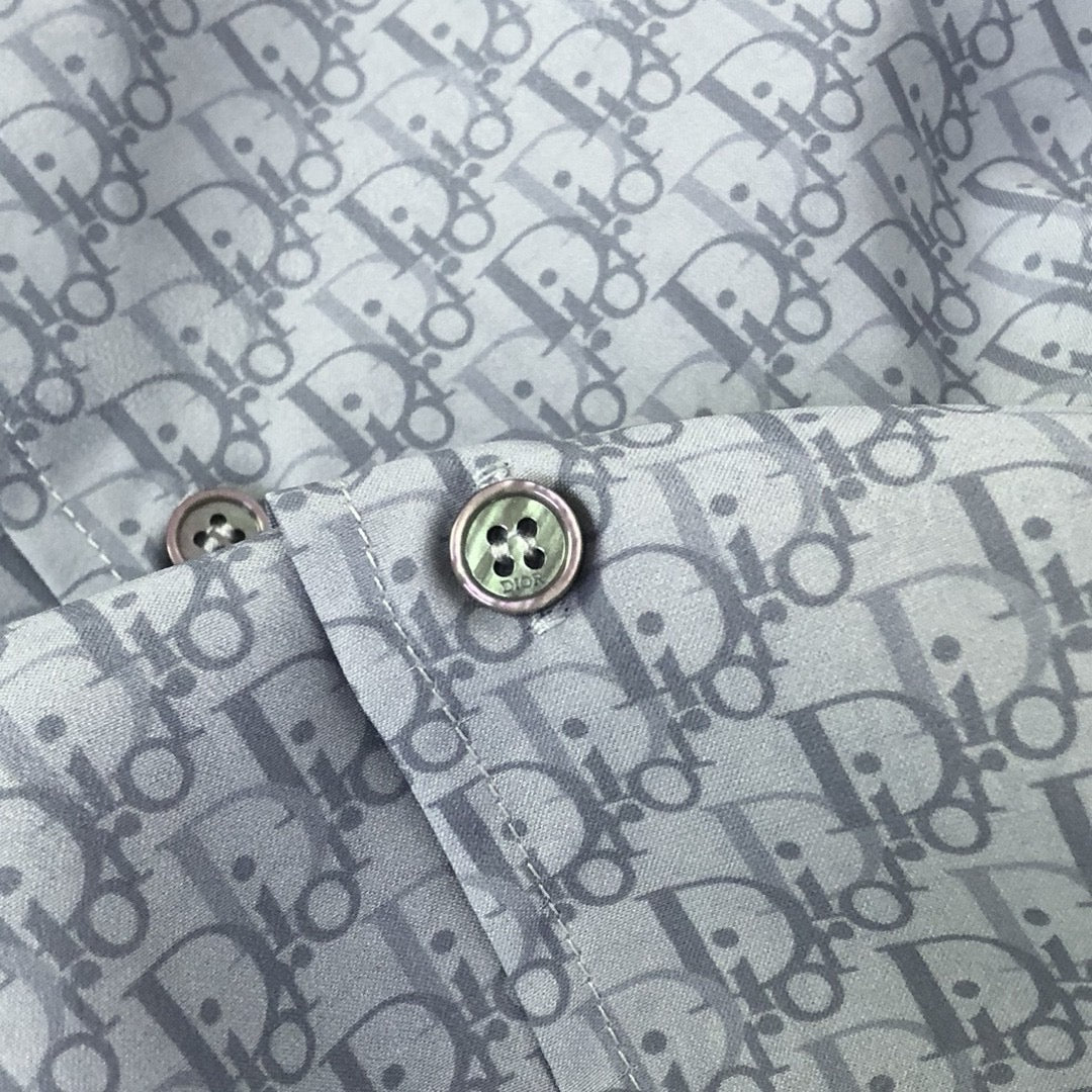 Blaues Shirt
