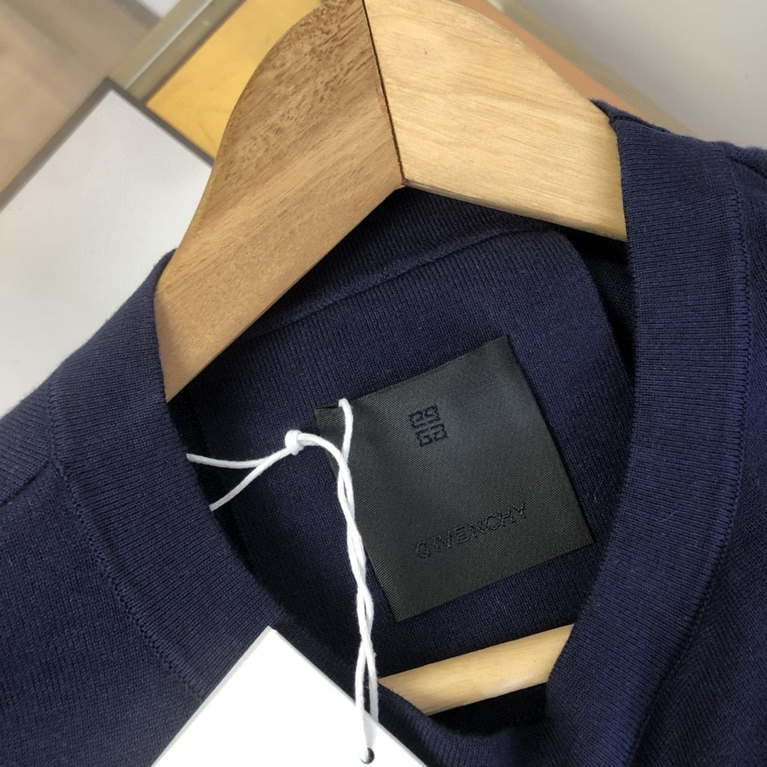 Dunkelblaues T-Shirt