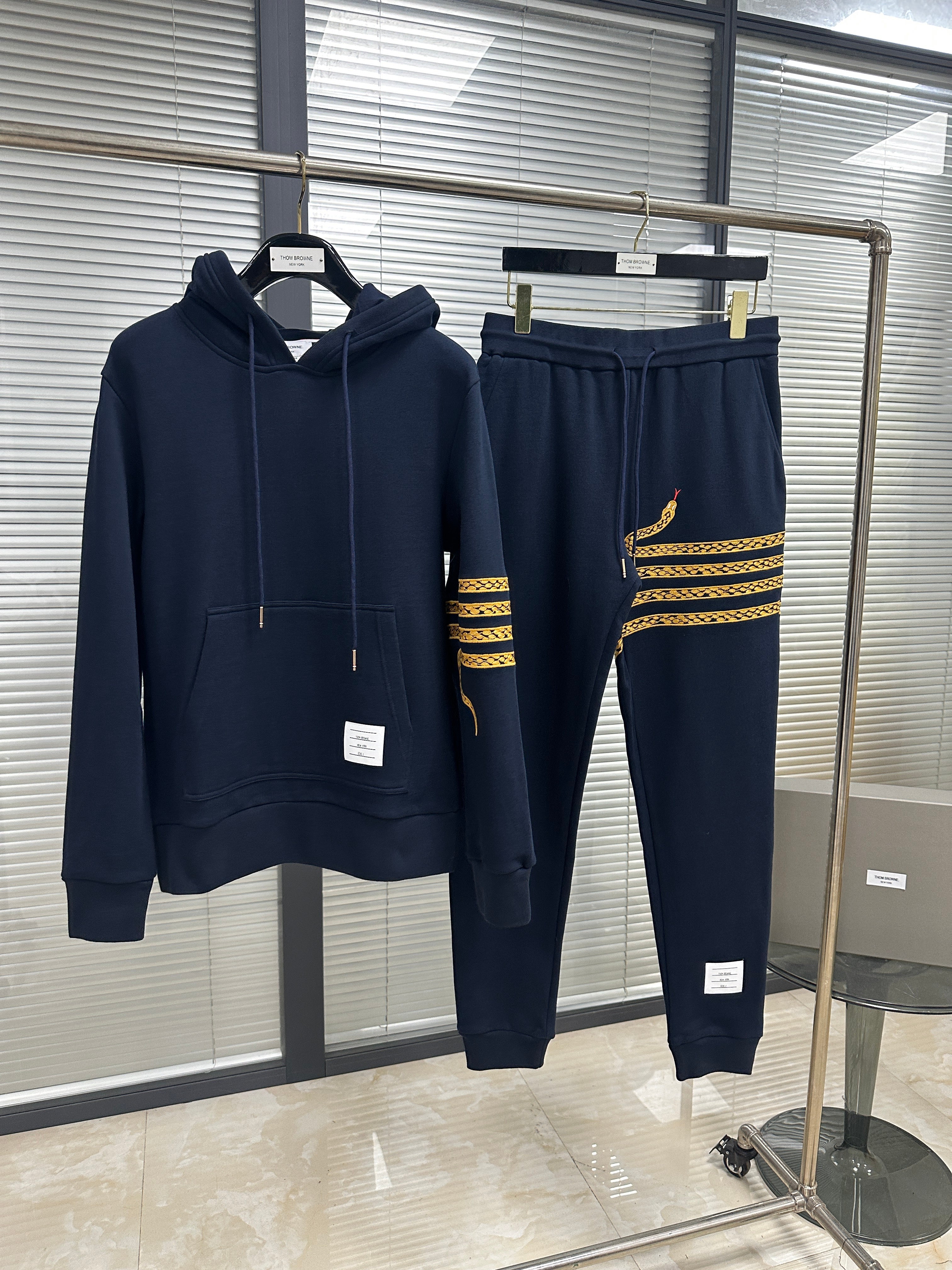 Dunkelblauer Kapuzenpullover