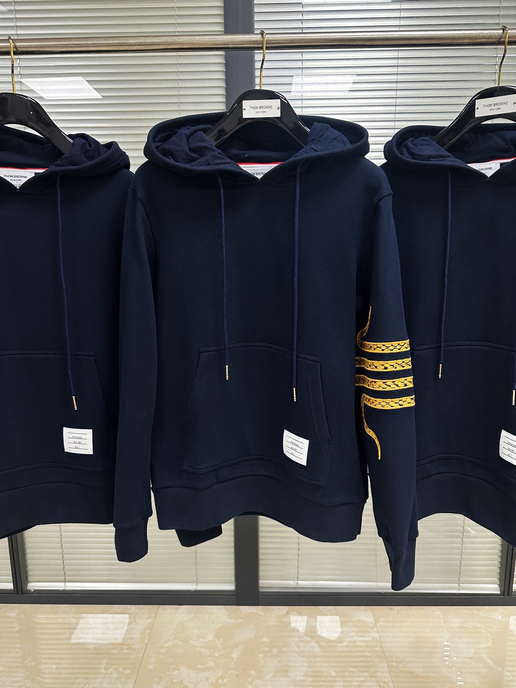 Dunkelblauer Kapuzenpullover