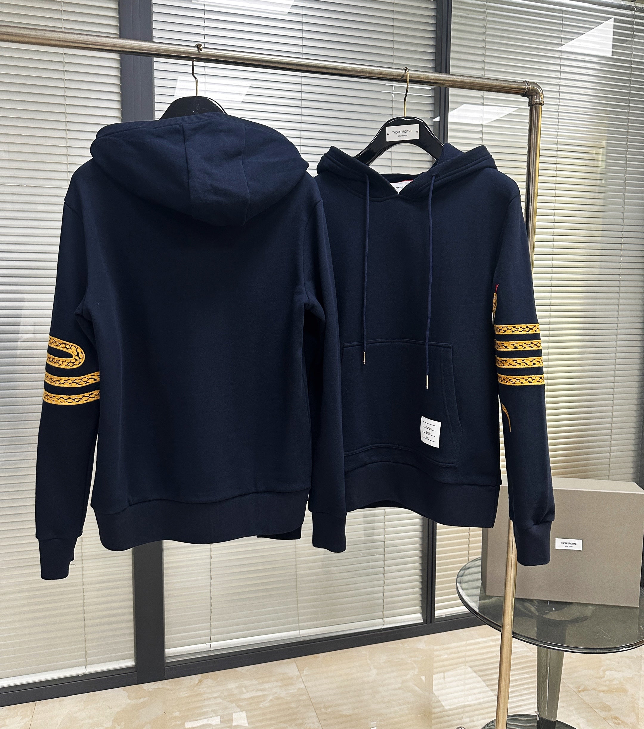 Dunkelblauer Kapuzenpullover