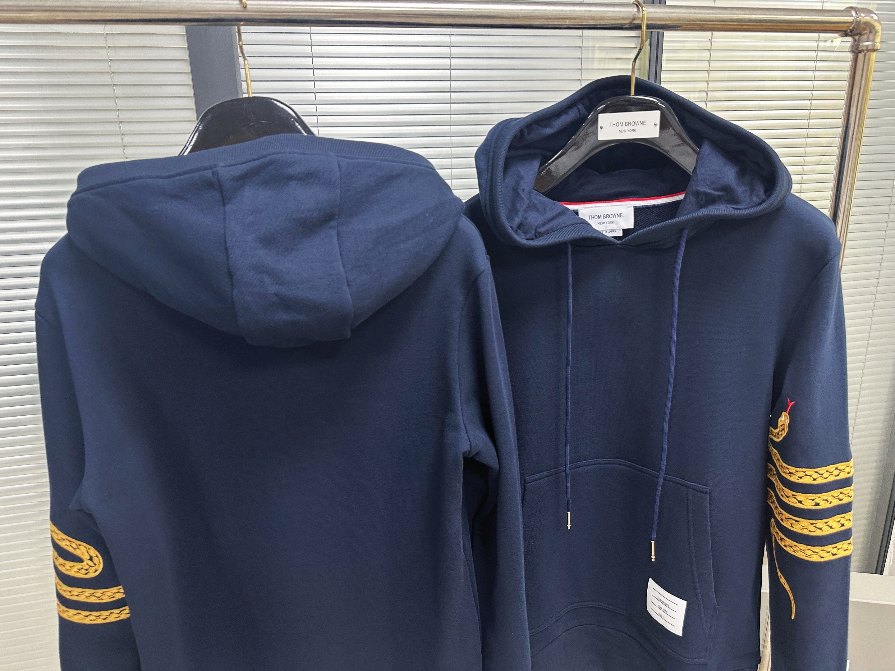 Dunkelblauer Kapuzenpullover