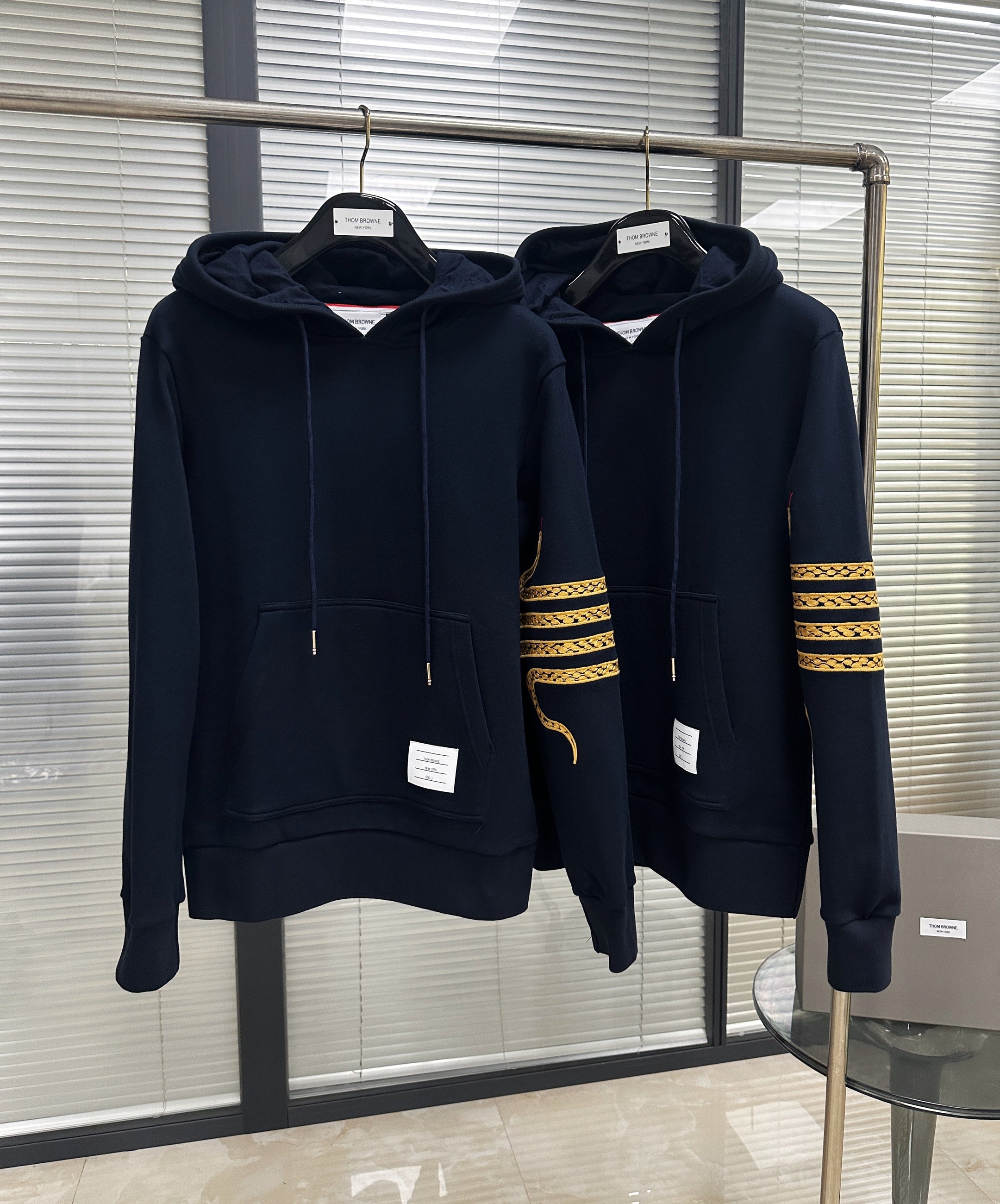Dunkelblauer Kapuzenpullover