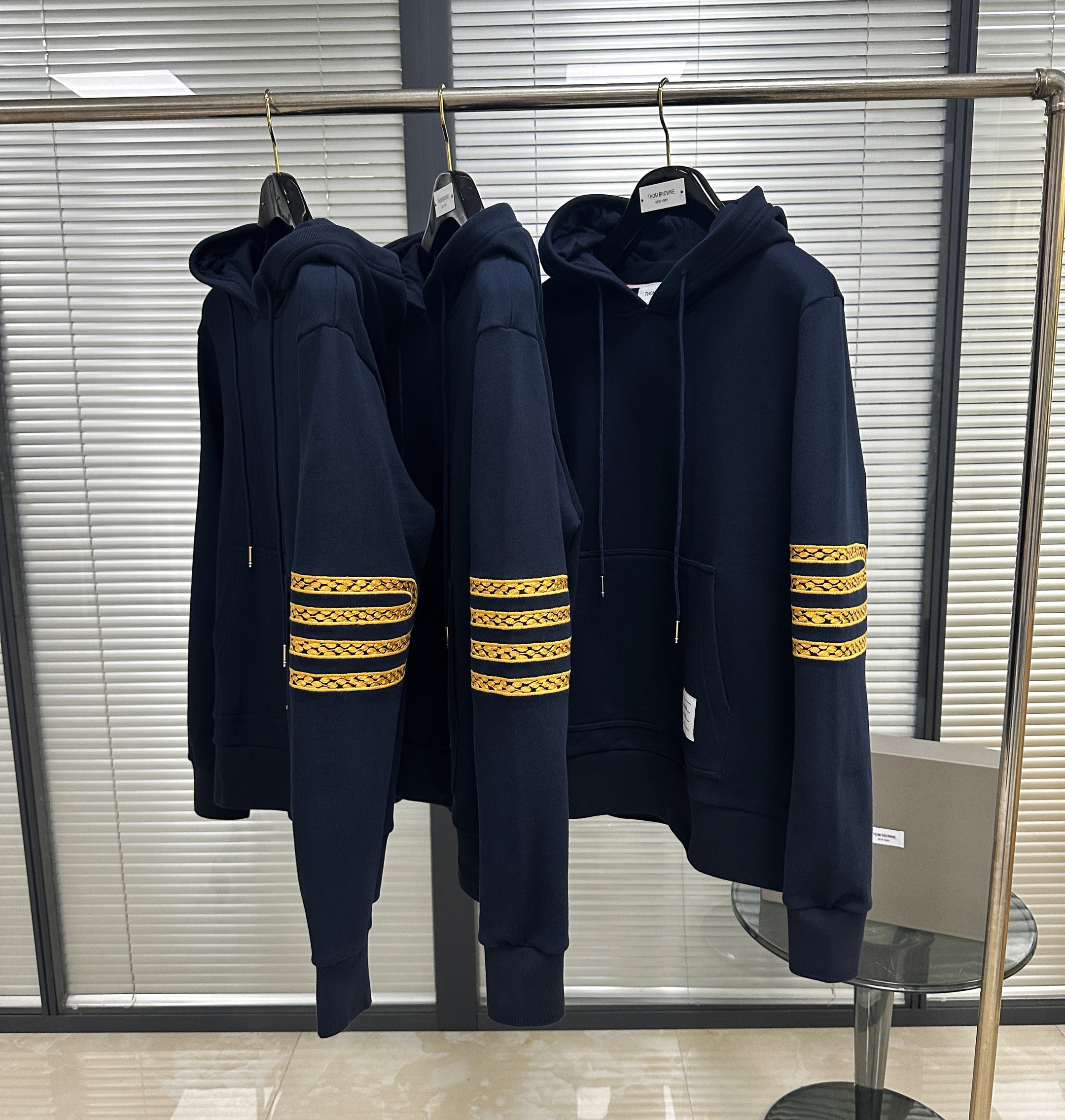 Dunkelblauer Kapuzenpullover