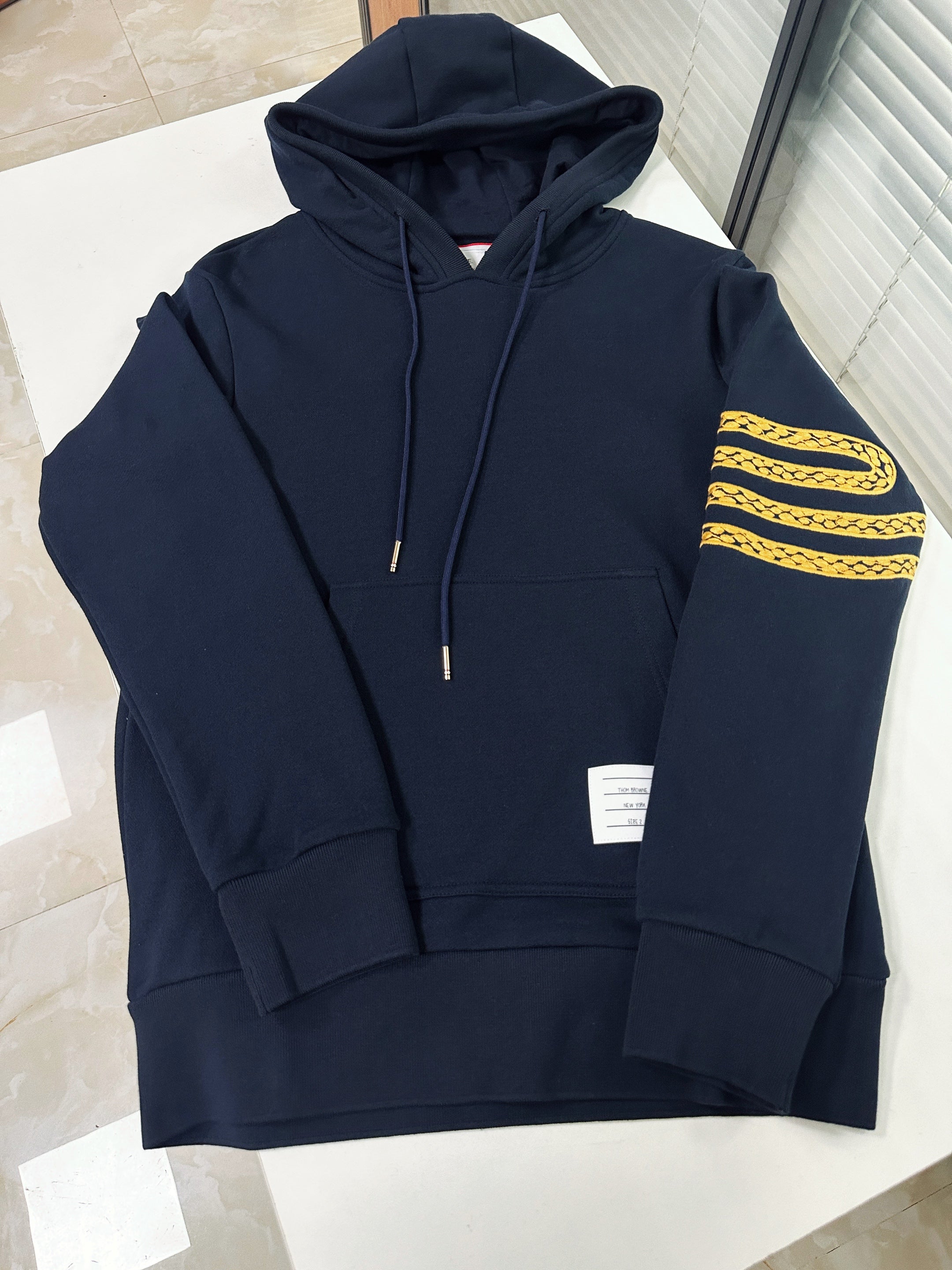 Dunkelblauer Kapuzenpullover