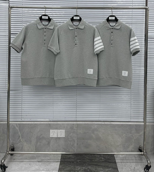 Dunkelblaues und graues Hemd