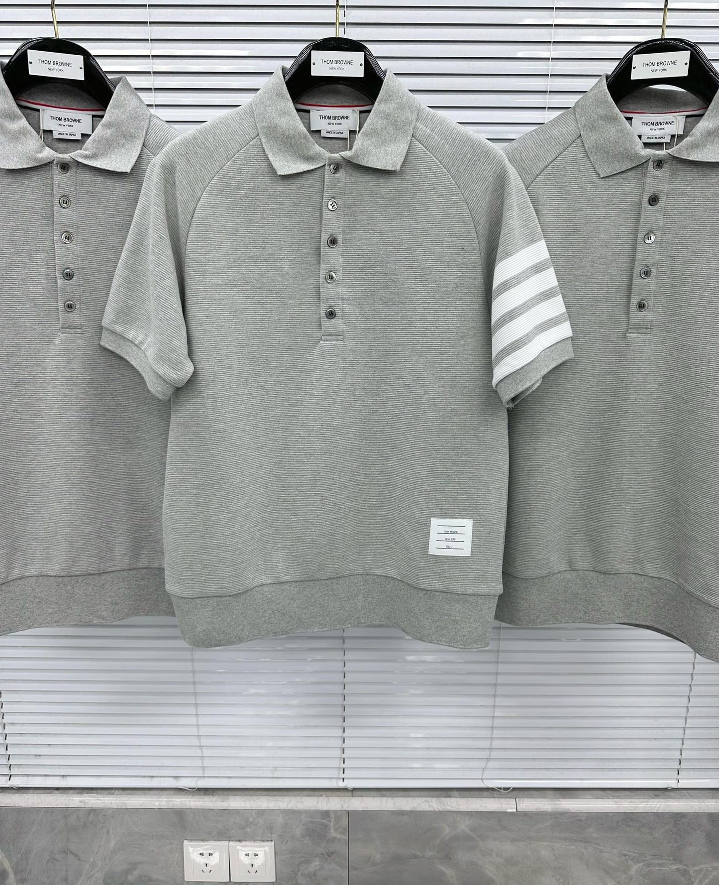 قميص أزرق داكن ورمادي