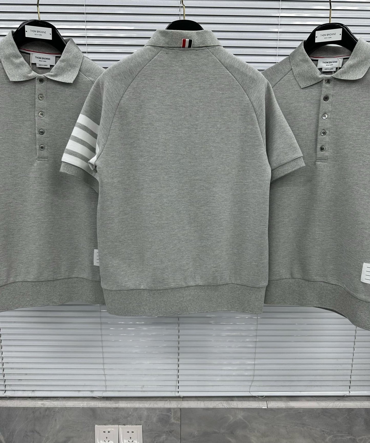 قميص أزرق داكن ورمادي