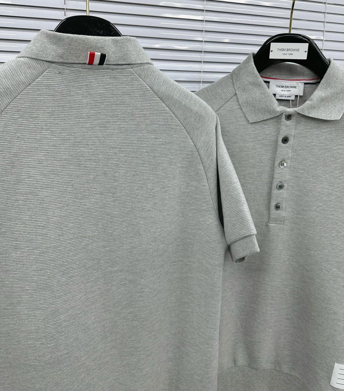 قميص أزرق داكن ورمادي